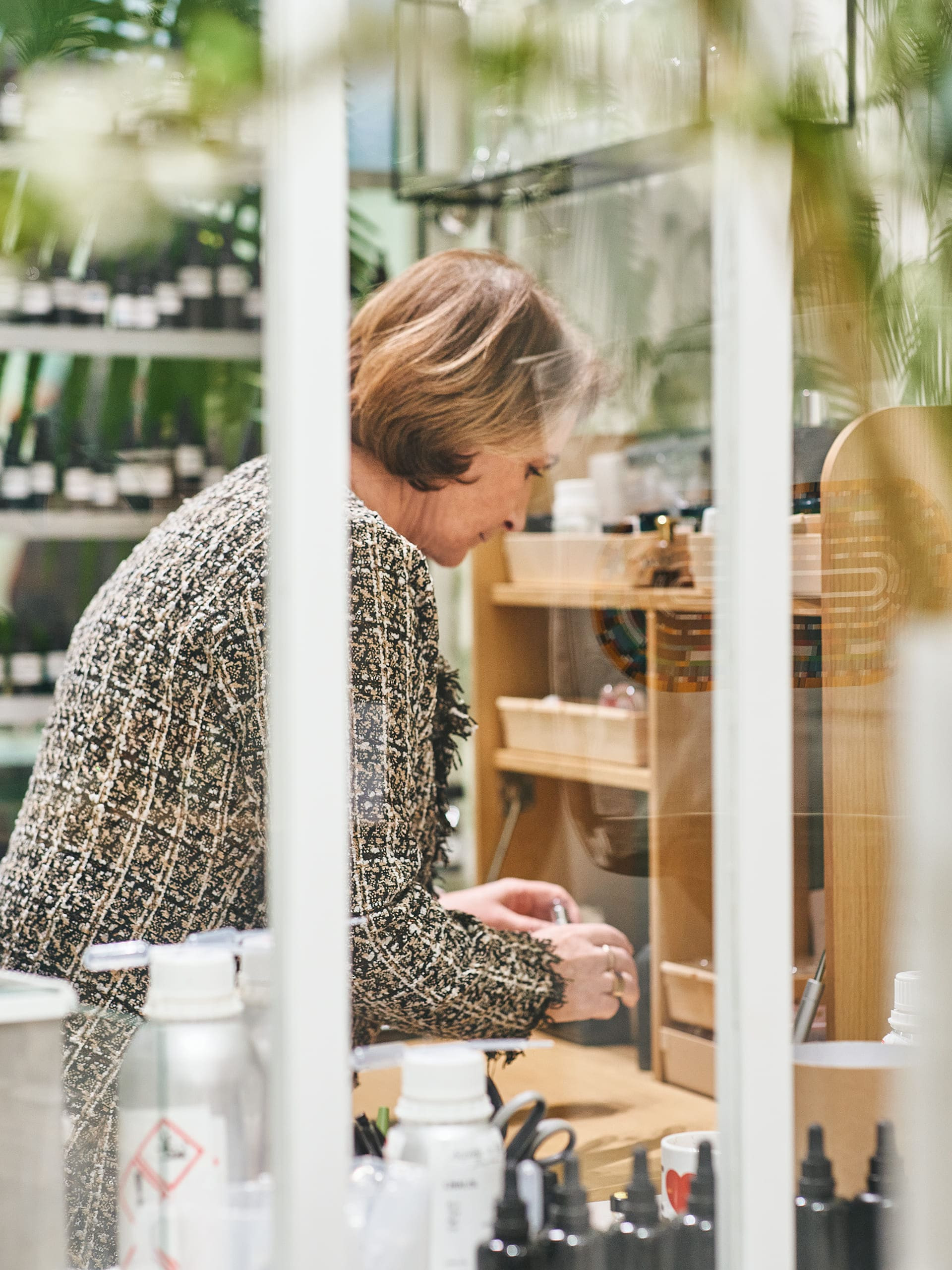 Photo de Sylvie Jourdet dans son laboratoire.