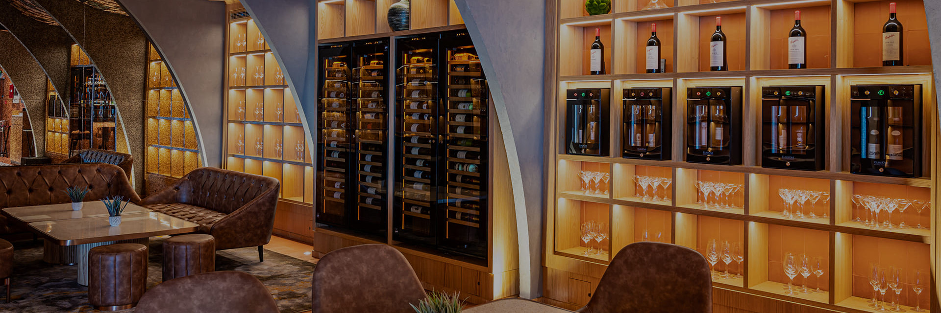 Installation de caves à vin Inspiration et de bars à vin EuroCave dans le restaurant PAPA à Dubaï.