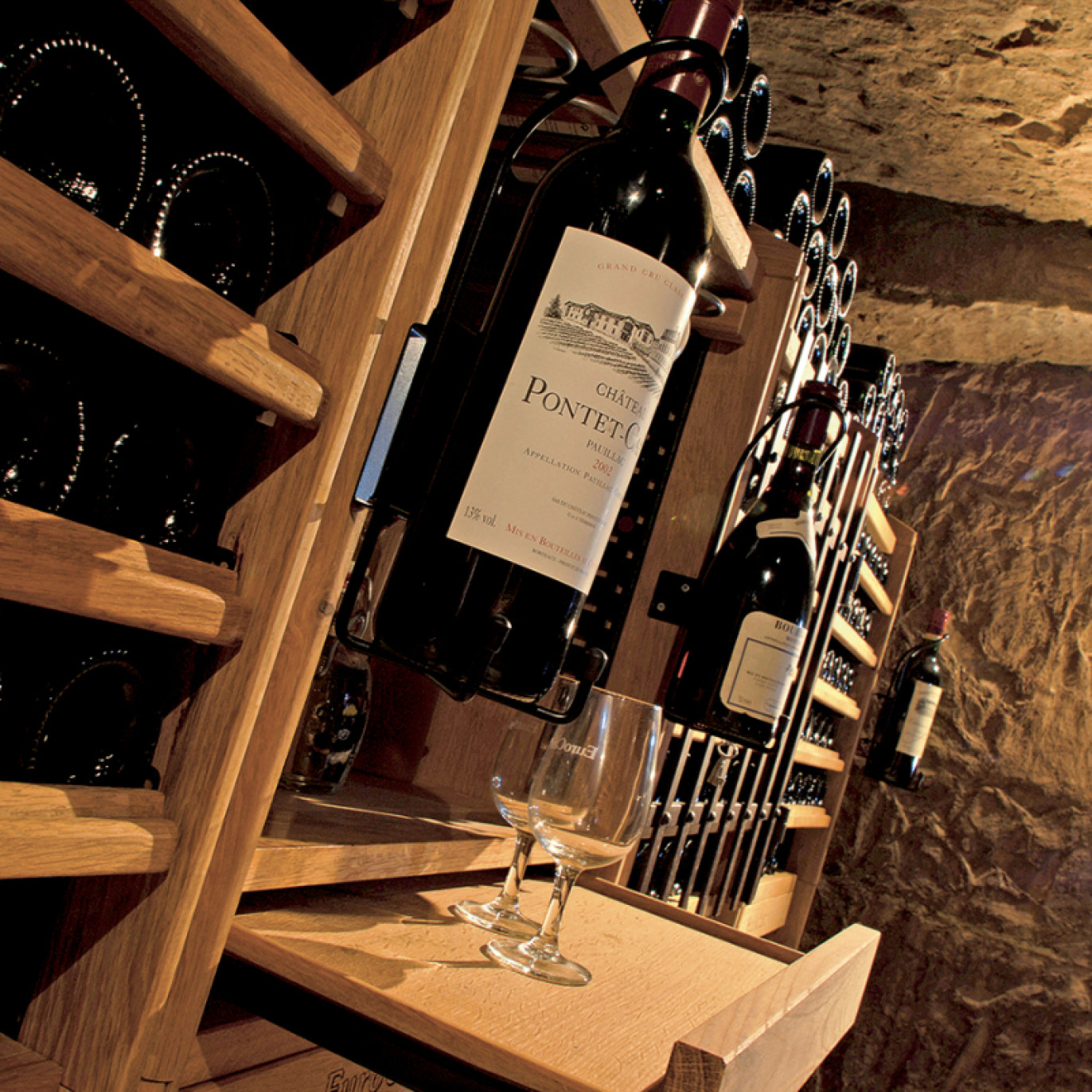 Black metal support for displaying bottles in a wine cellar - Modulothèque