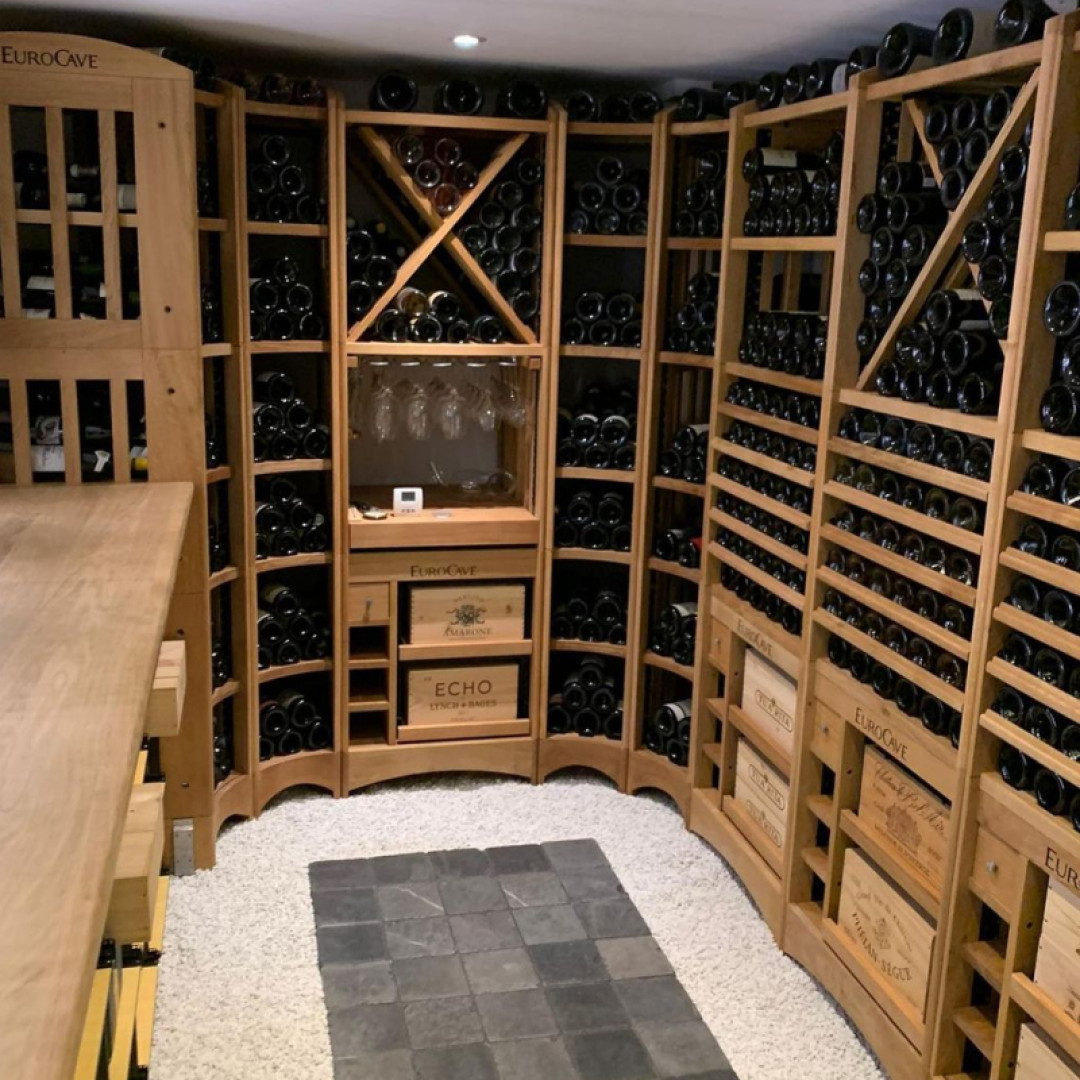 Wooden wine storage angle modules in a traditional cellar - Modulothèque