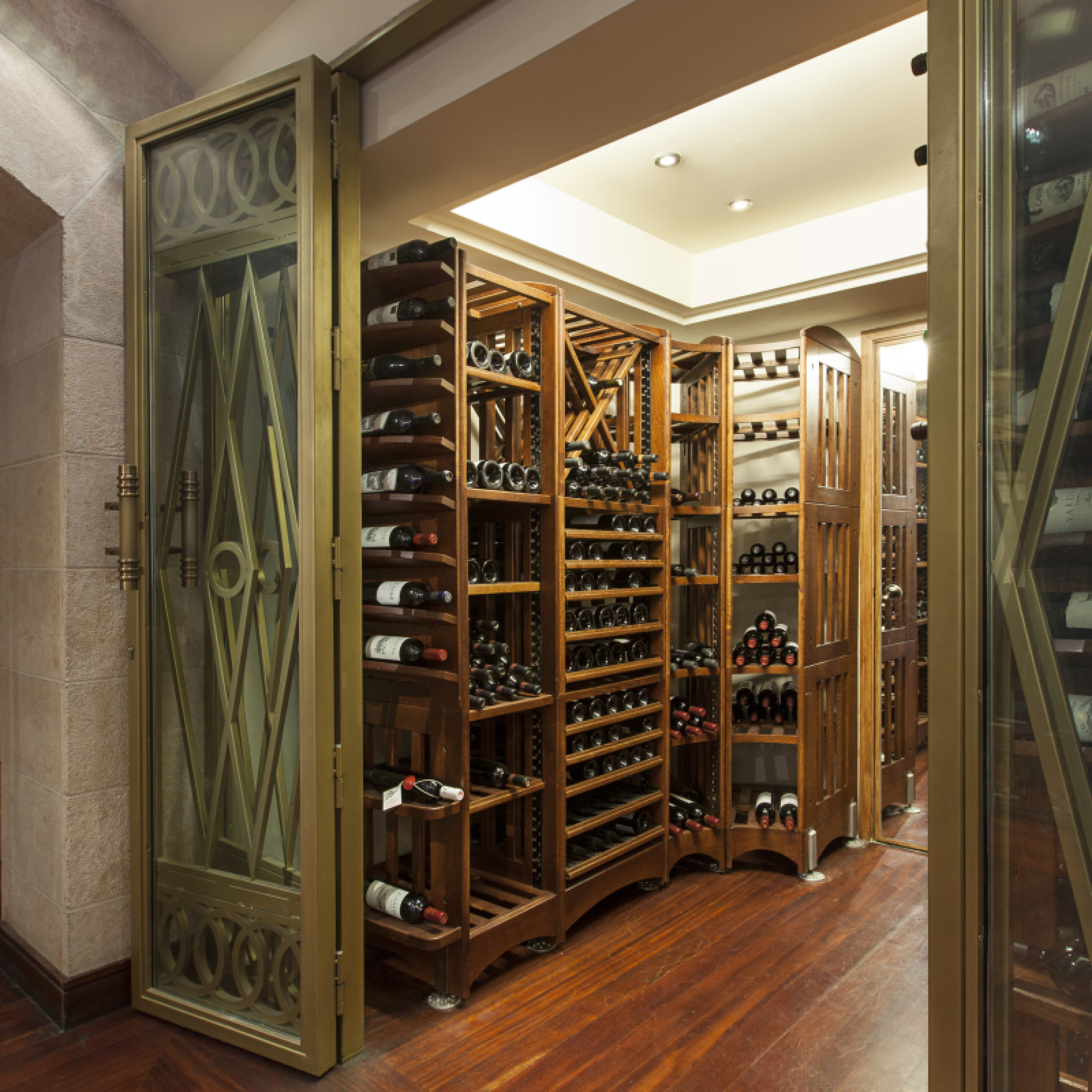 Interior design – traditional, authentic wine cellar with wooden units and different types of modular shelves - Modulothèque