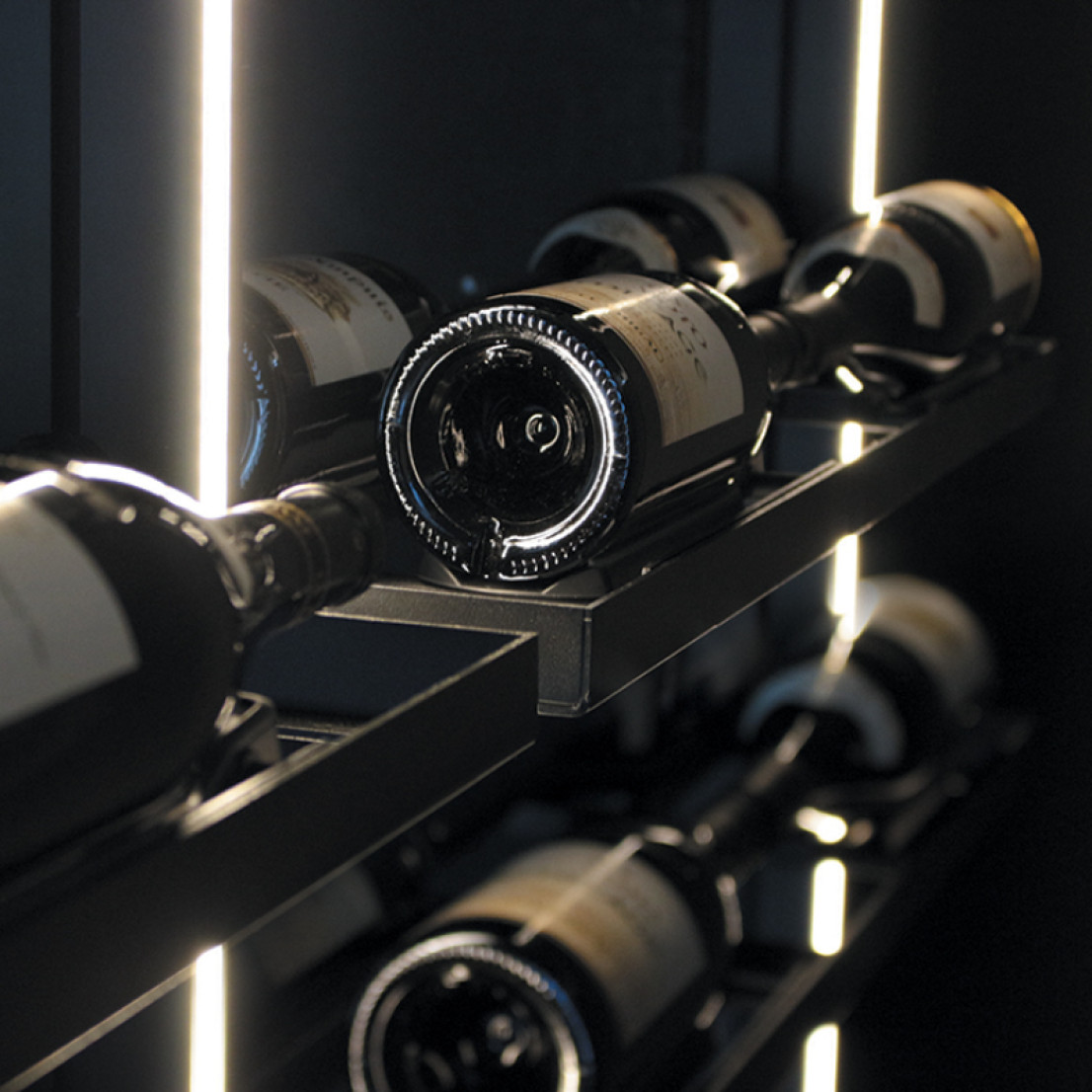 Mise en lumière de votre vin et scénographie avec ces colonnes étagères vin en métal noir, éclairage intégré, support bouteilles individuel, fixation au mur ou au plafond - Modulo-X