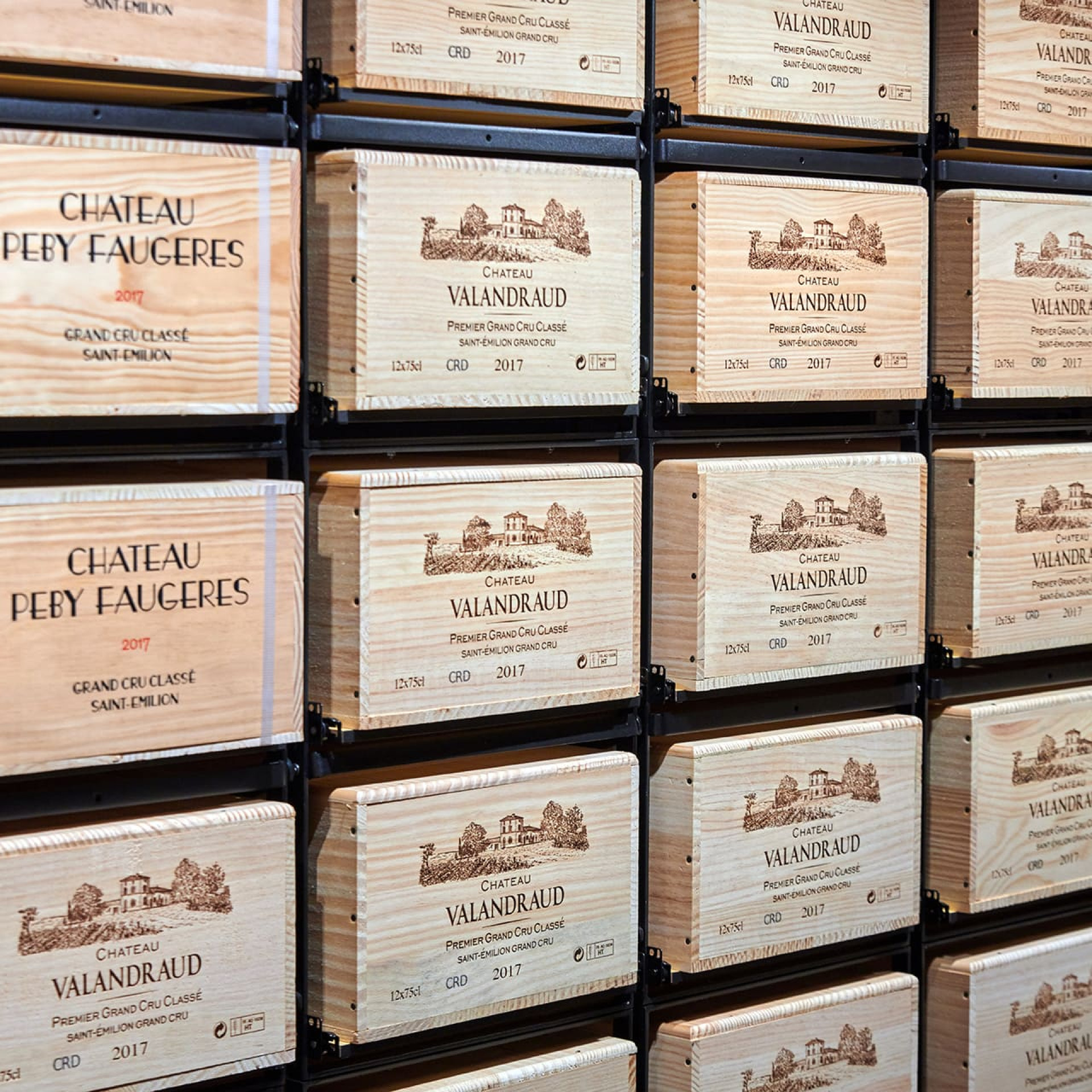 Wein-Regalwand mit Ausziehplatten-Systemen für den leichten Zugang zu den Weinkisten