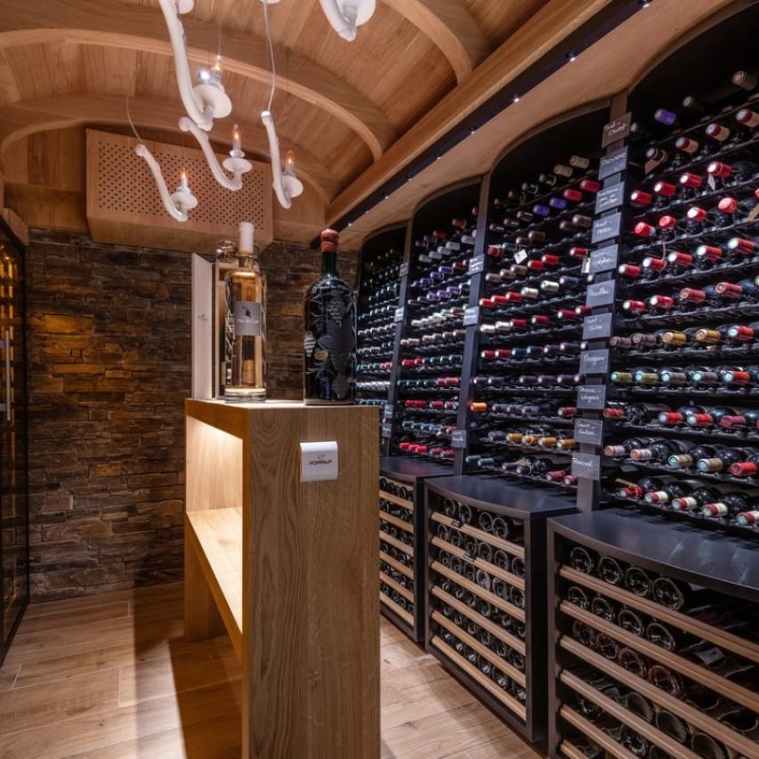 Mur de vin à l'Hostellerie de la Chenaudière. Modulosteel avec module clayette coulissantes.