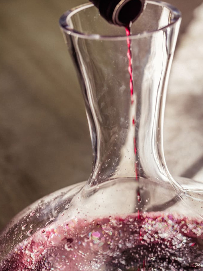 Die Belüftung des Weins, um den Sauerstoff darauf einwirken zu lassen, ist zauberhaft / Getty   Décanter ou non / Getty 