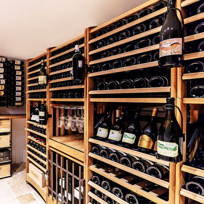 Wine units in solid oak wood. Traditional furniture, completely modular according to needs. Choice of numerous accessories: shelves, displays, tasting bar. Large storage capacity. Wine units in solid oak wood. Traditional furniture, completely modular according to needs. Choice of numerous accessories: shelves, displays, tasting bar. Large storage capacity.