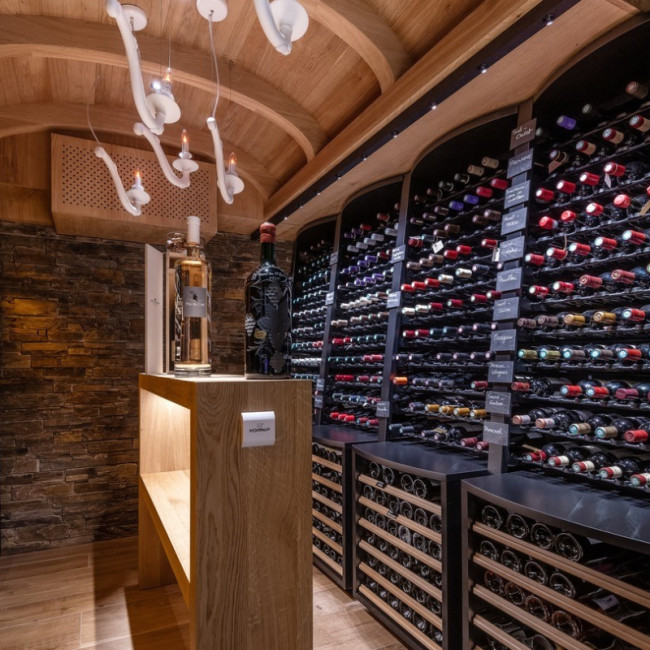 Robust steel wine furniture to assemble. Large capacity for storing wine bottles. Choice of storage options: shelves with individual bottle supports, sliding trays for wine crates, wooden racks with sliding shelves. Robust steel wine furniture to assemble. Large capacity for storing wine bottles. Choice of storage options: shelves with individual bottle supports, sliding trays for wine crates, wooden racks with sliding shelves.