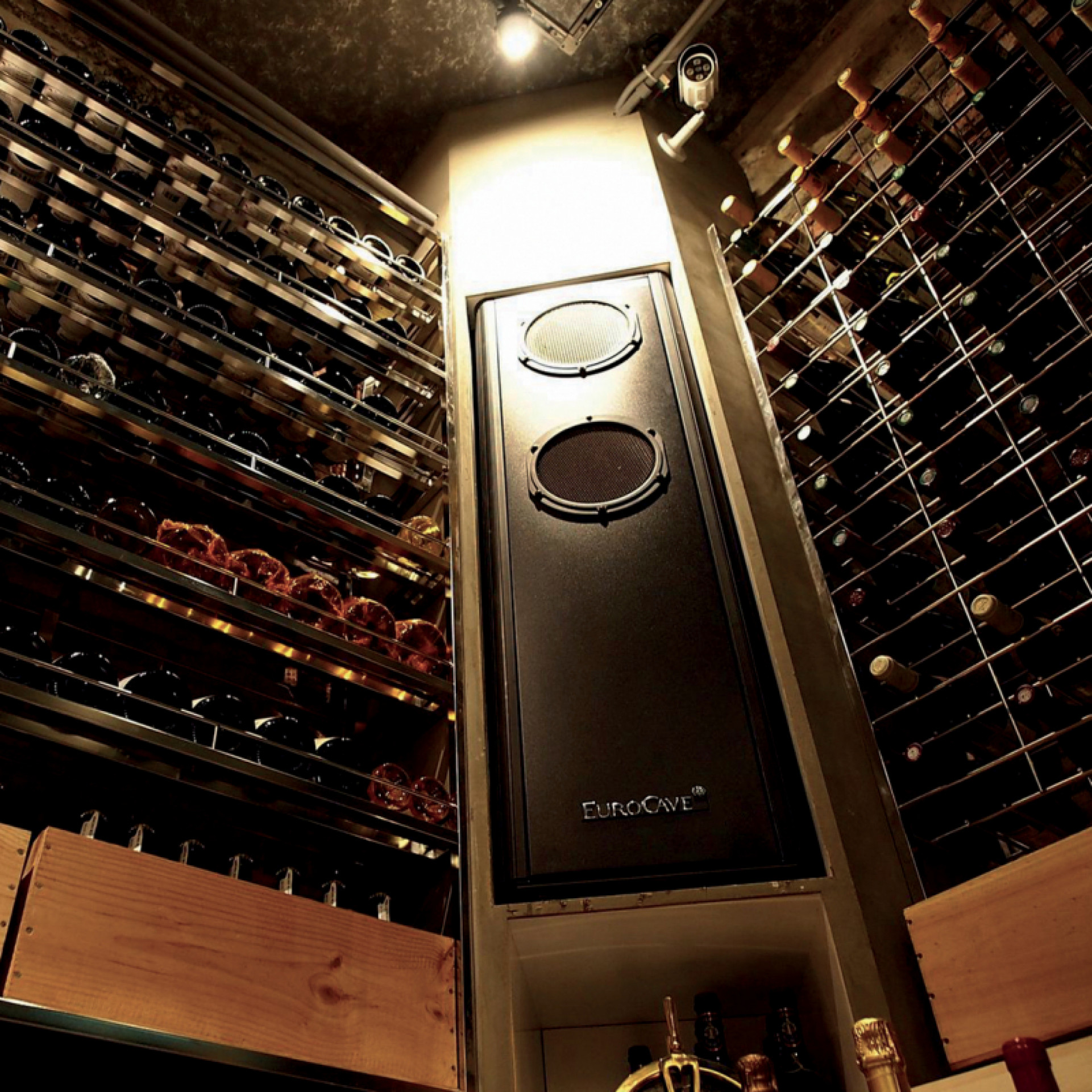 Monoblock wine cellar air conditioner. Large volume air conditioning power up to 50 m3. Constant temperature, hygrometry preserved, air renewal. Remote control to measure the temperature as close as possible to the bottles.