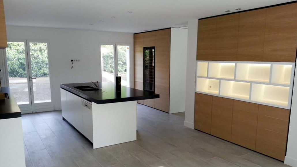 Kitchen renovation with incorporation of a  EuroCave wine cabinet. - Anthony Gelin - Interior designer