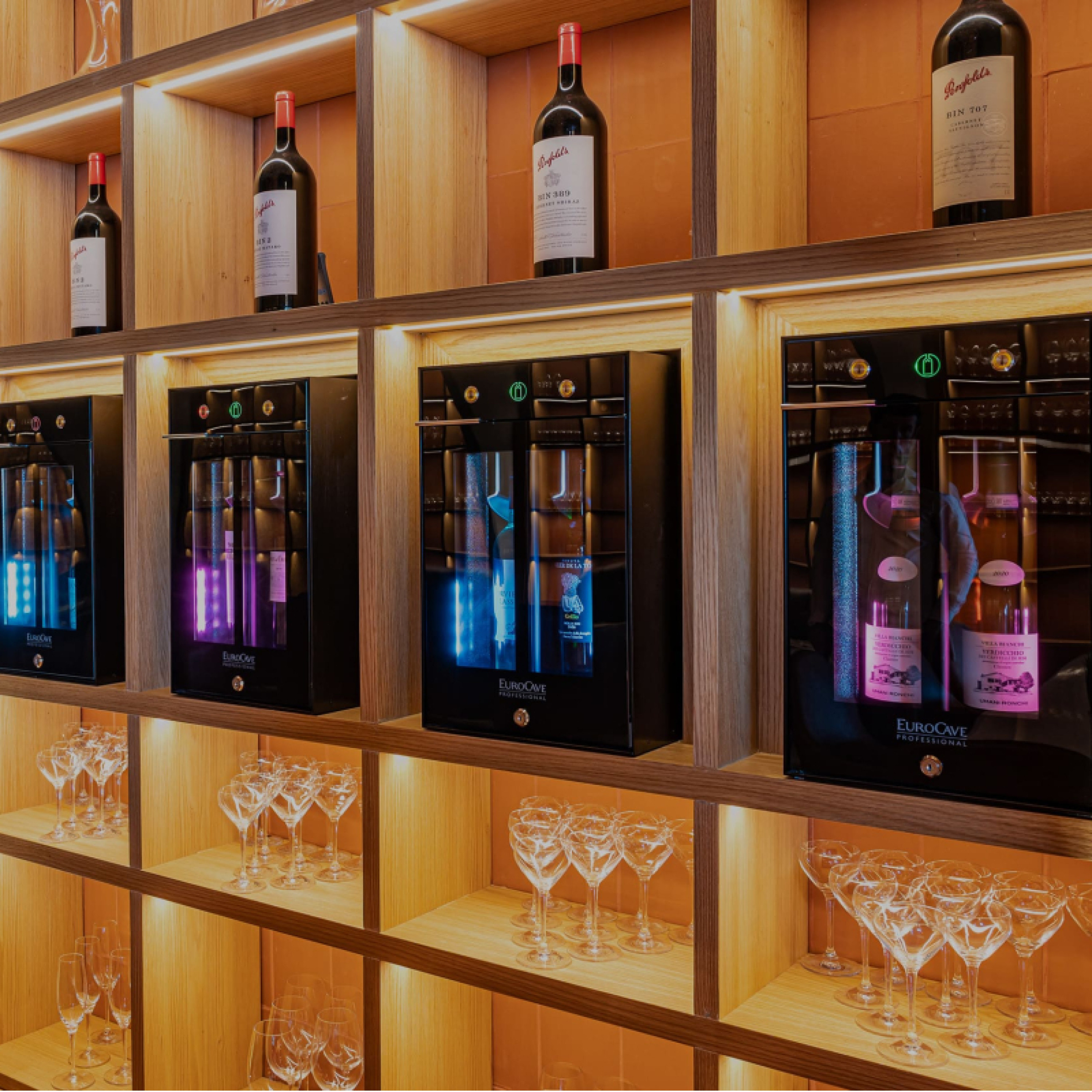 Wine Bar 2 bottles, 2 independent and adjustable temperature compartments, storage of opened bottles by air extraction for 10 days.