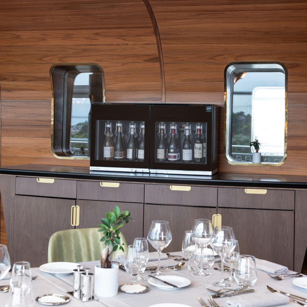 Wine Bar 8 bottles, 2 independent and adjustable temperature compartments, storage of bottles opened by air extraction for 10 days. Wine Bar 8 bottles, 2 independent and adjustable temperature compartments, storage of bottles opened by air extraction for 10 days.
