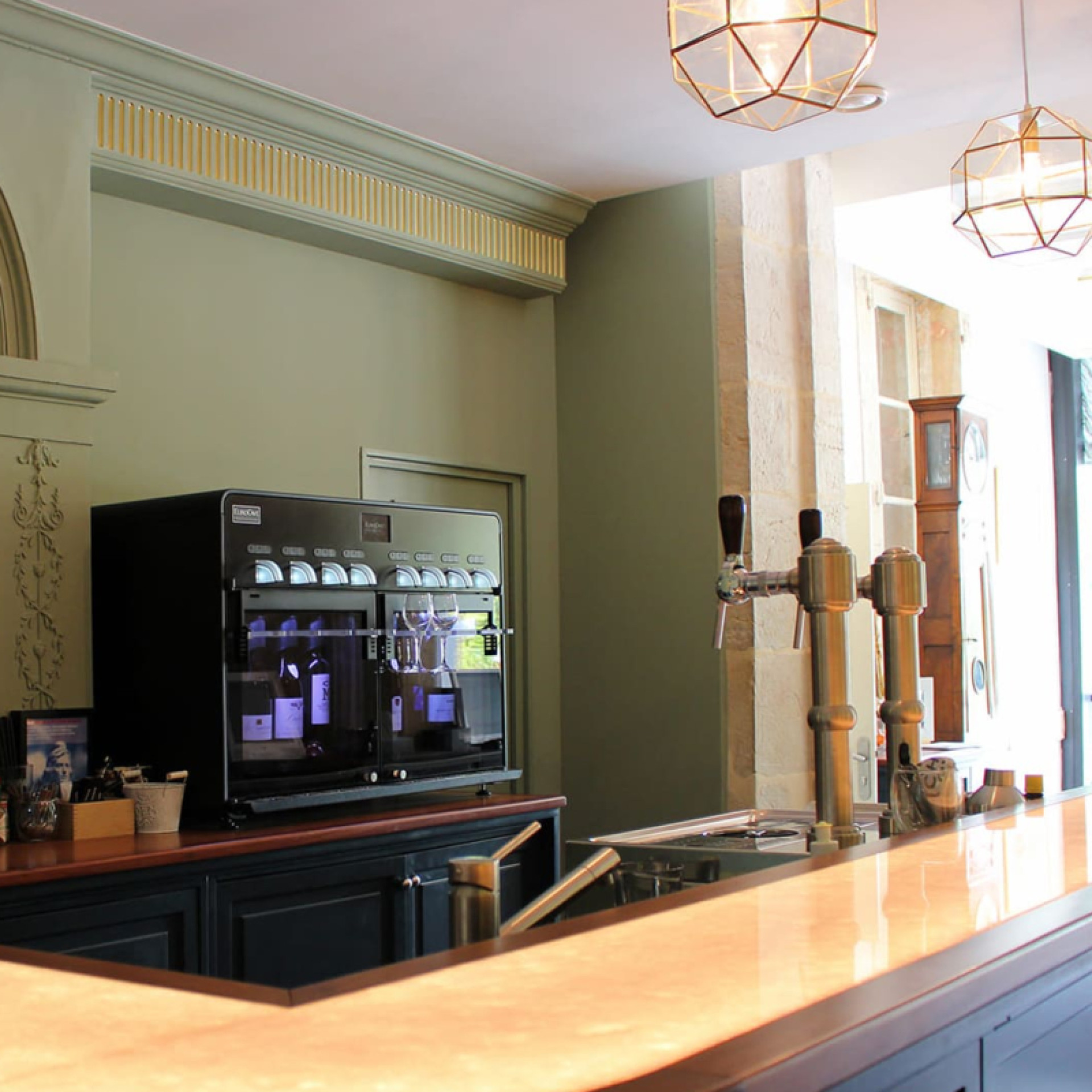 Wine by the glass dispenser with dose settings, wine service at the right temperature and conservation of opened bottles up to 3 weeks.