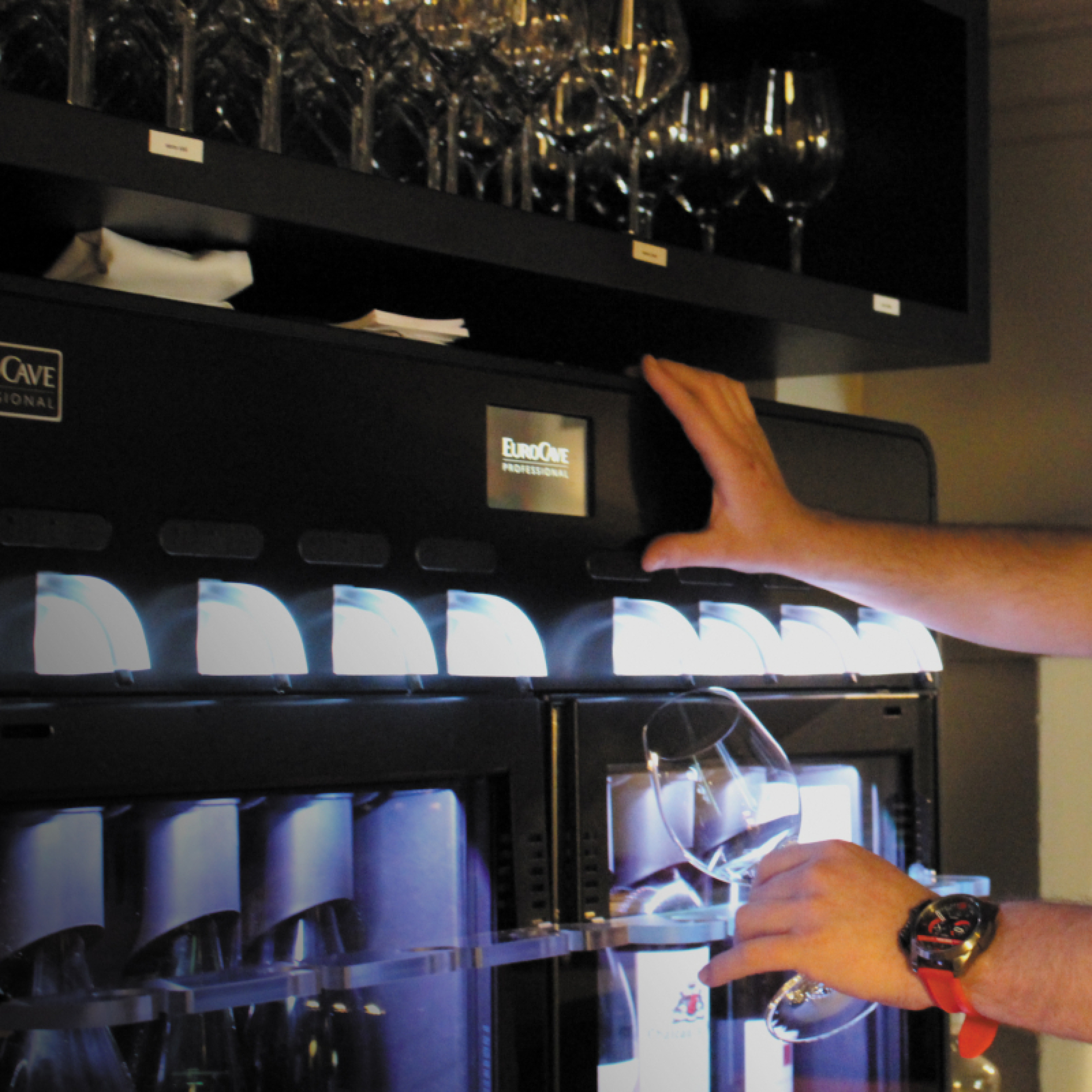 With a wine by the glass dispenser, meet customer demand without the risk of loss thanks to the preservation of open bottles for up to 3 weeks. With a wine by the glass dispenser, meet customer demand without the risk of loss thanks to the preservation of open bottles for up to 3 weeks.