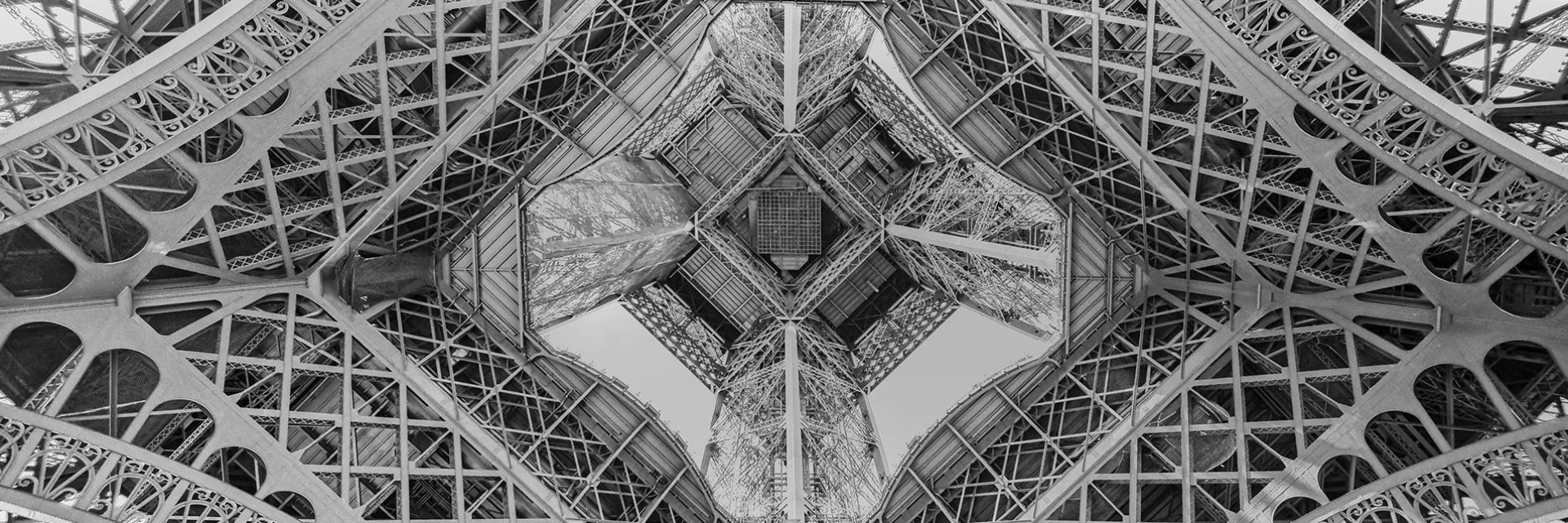 Tour Eiffel à Paris vue de dessous en illustration de l'héritage du savoir-faire et de l'innovation français - Histoire de l'usine EuroCave dans le nord de la France Tour Eiffel à Paris vue de dessous en illustration de l'héritage du savoir-faire et de l'innovation français - Histoire de l'usine EuroCave dans le nord de la France