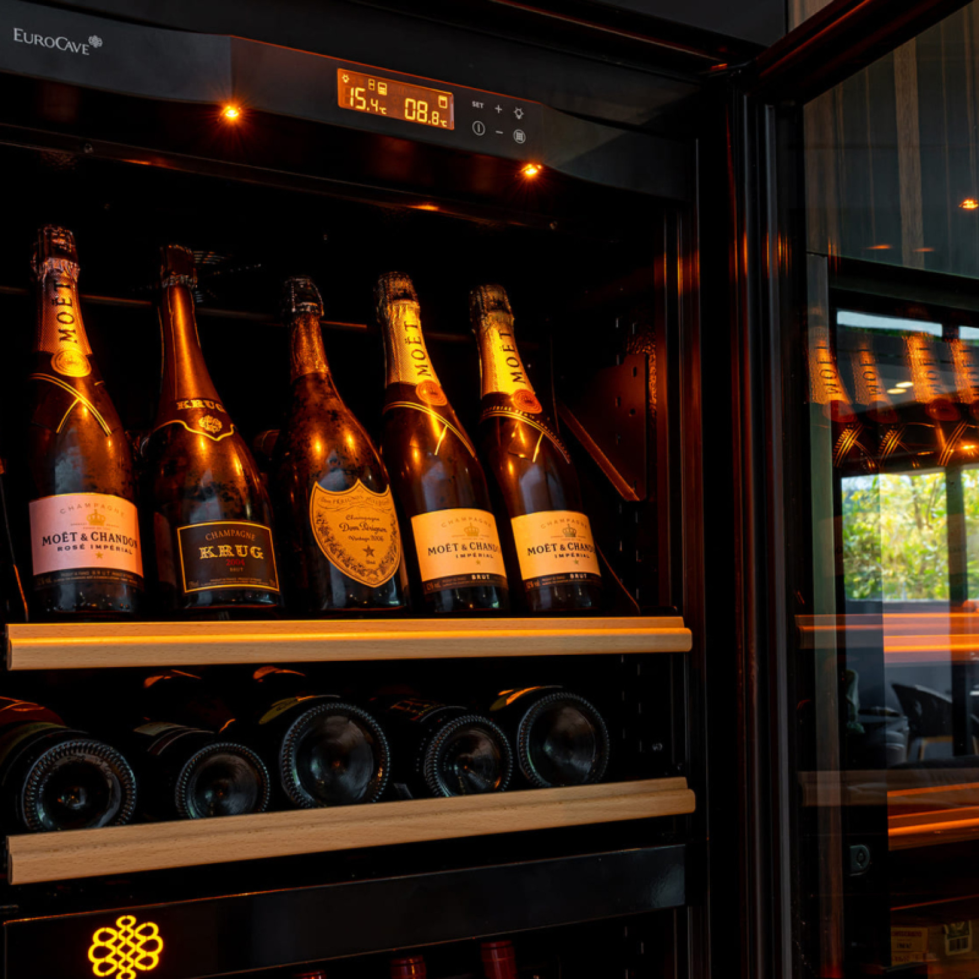 Optional presentation shelf to enjoy your finest vintages. Optional presentation shelf to enjoy your finest vintages.
