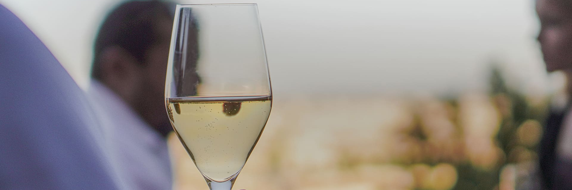 Des moments uniques, comme partager un verre de vin ou de champagne au coucher de soleil en bonne compagnie.