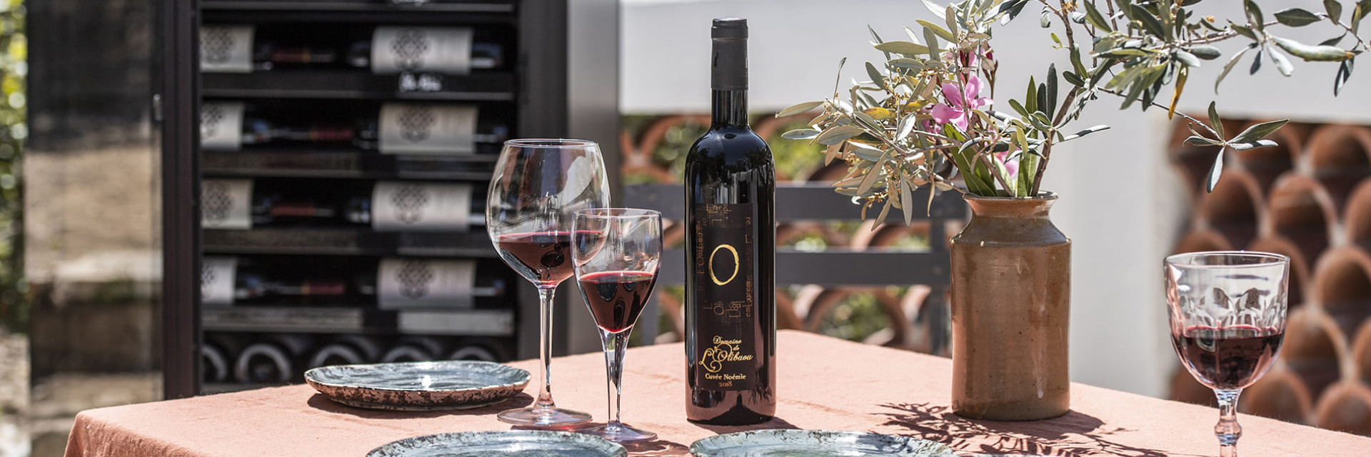 Une belle table dressée en terrasse, un bon repas et une bonne bouteille de vin ; le savoir recevoir, savoir-vivre à la française. Une belle table dressée en terrasse, un bon repas et une bonne bouteille de vin ; le savoir recevoir, savoir-vivre à la française.