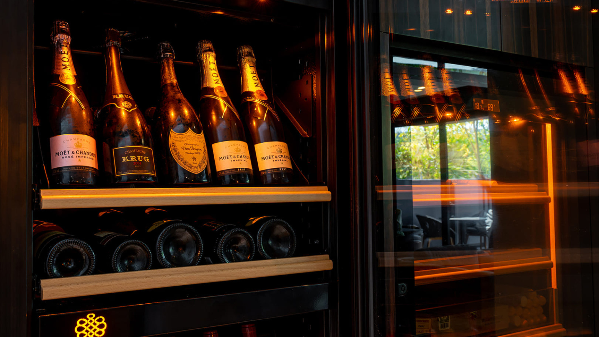 Armoires à vin EuroCave, des détails soignés, des options de rangement et de finition pour des caves personnalisées. Armoires à vin EuroCave, des détails soignés, des options de rangement et de finition pour des caves personnalisées.