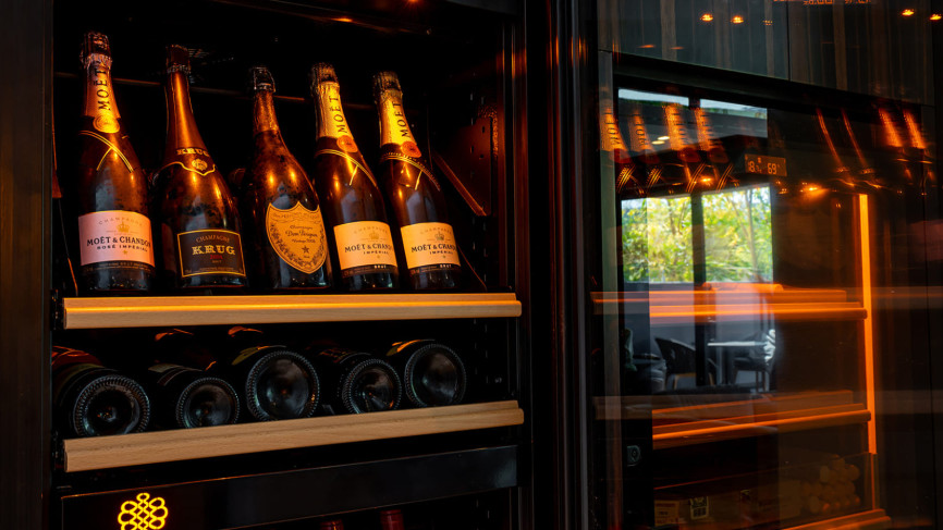 Armoires à vin EuroCave, des détails soignés, des options de rangement et de finition pour des caves personnalisées. Armoires à vin EuroCave, des détails soignés, des options de rangement et de finition pour des caves personnalisées.