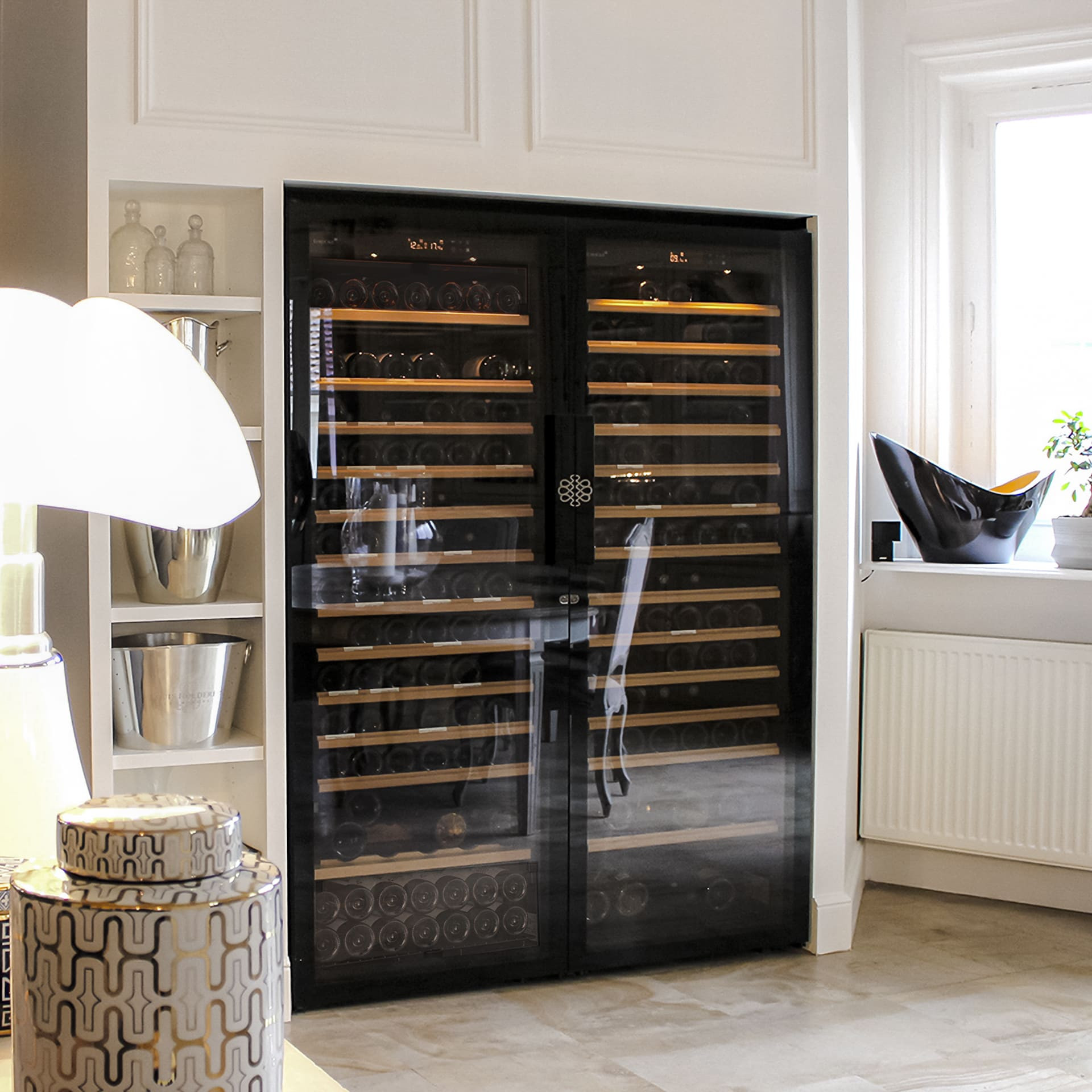 Double armoire à vin encastrée dans un mur d'un salon bourgeois moderne avec carrelage en marbre - Pure EuroCave