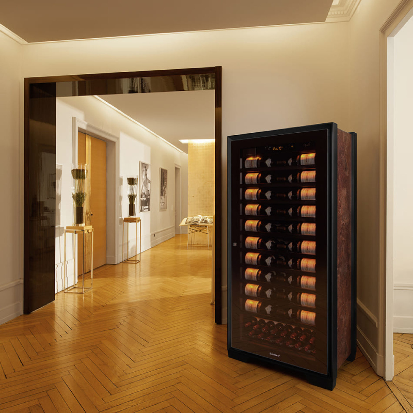  Dans un appartement luxueux français, la grande cave à vin Royale trouve naturellement sa place au milieu des oeuvres d'art.