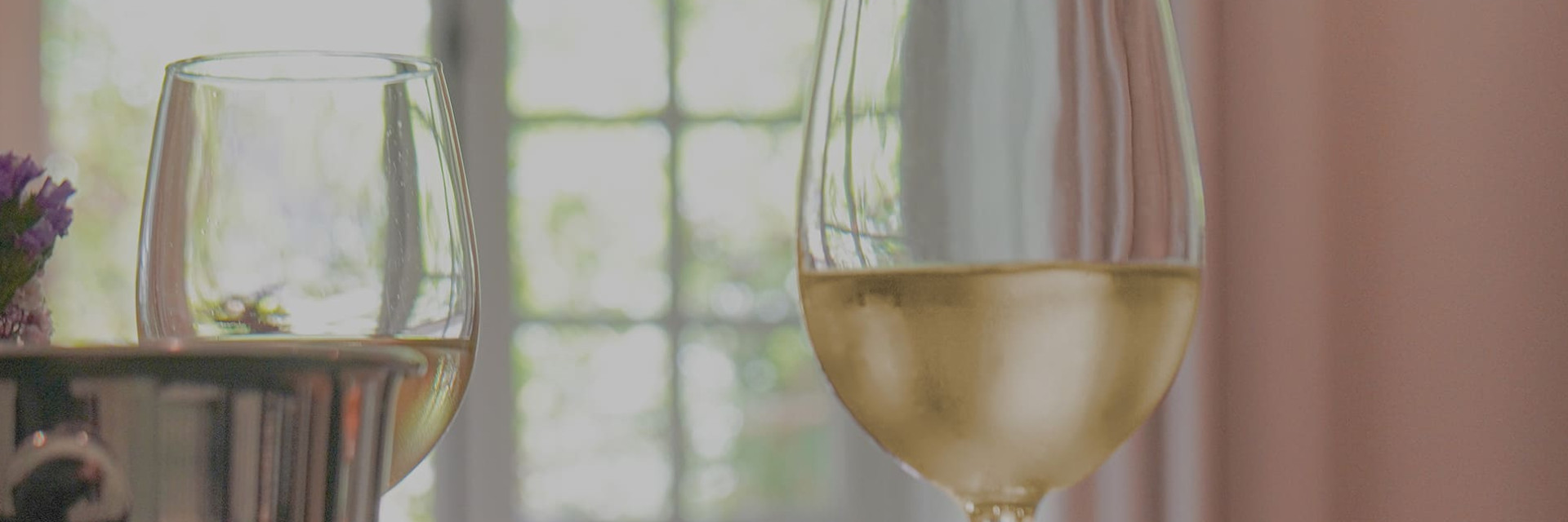 Le plaisir de savourer un verre de vin à la bonne température de dégustation. Le plaisir de savourer un verre de vin à la bonne température de dégustation.