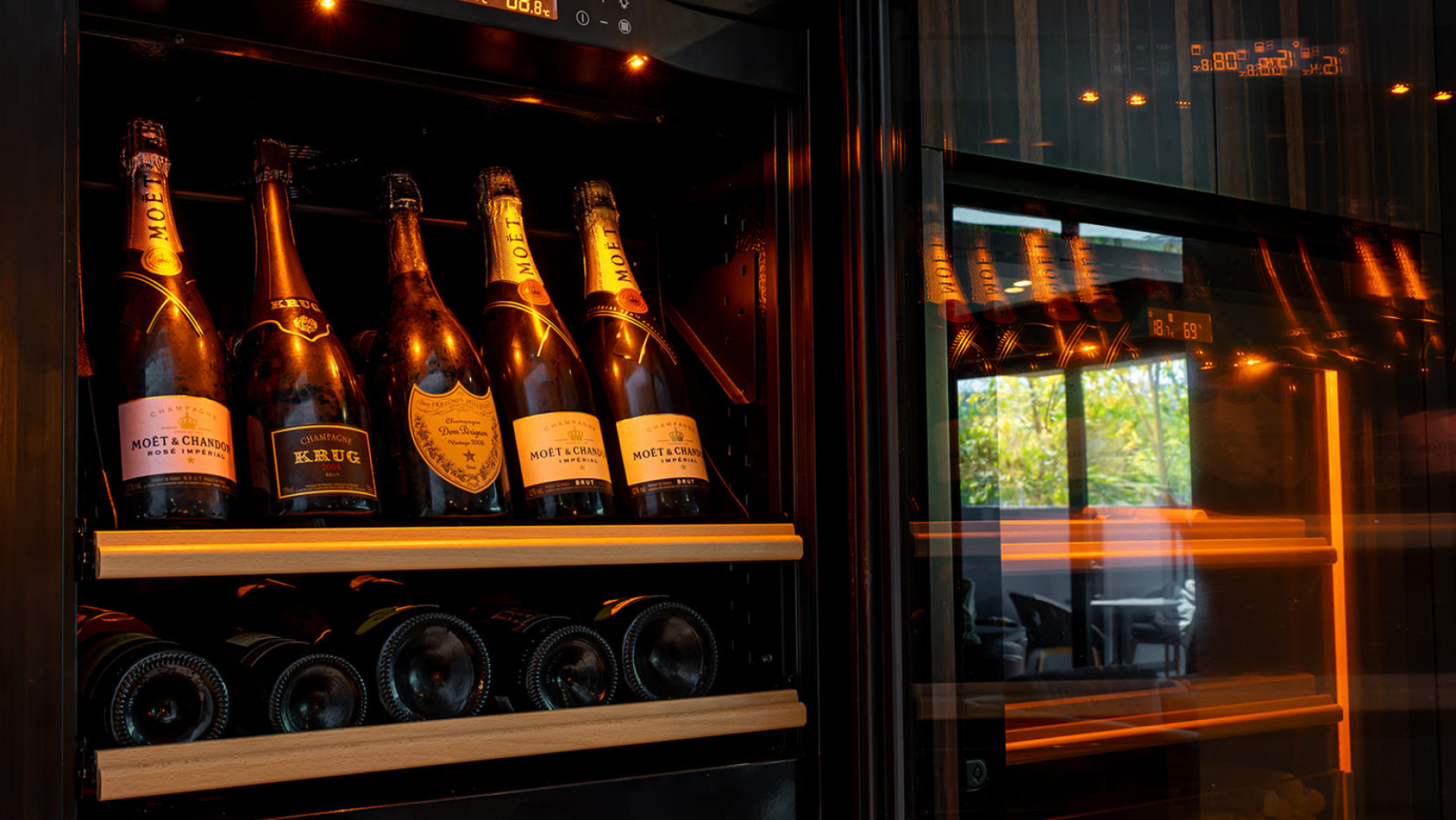 Armoires à vin EuroCave, des caves à vin design et élégantes aux détails soignés avec un large choix de portes, de rangements et de finitions. Armoires à vin EuroCave, des caves à vin design et élégantes aux détails soignés avec un large choix de portes, de rangements et de finitions.