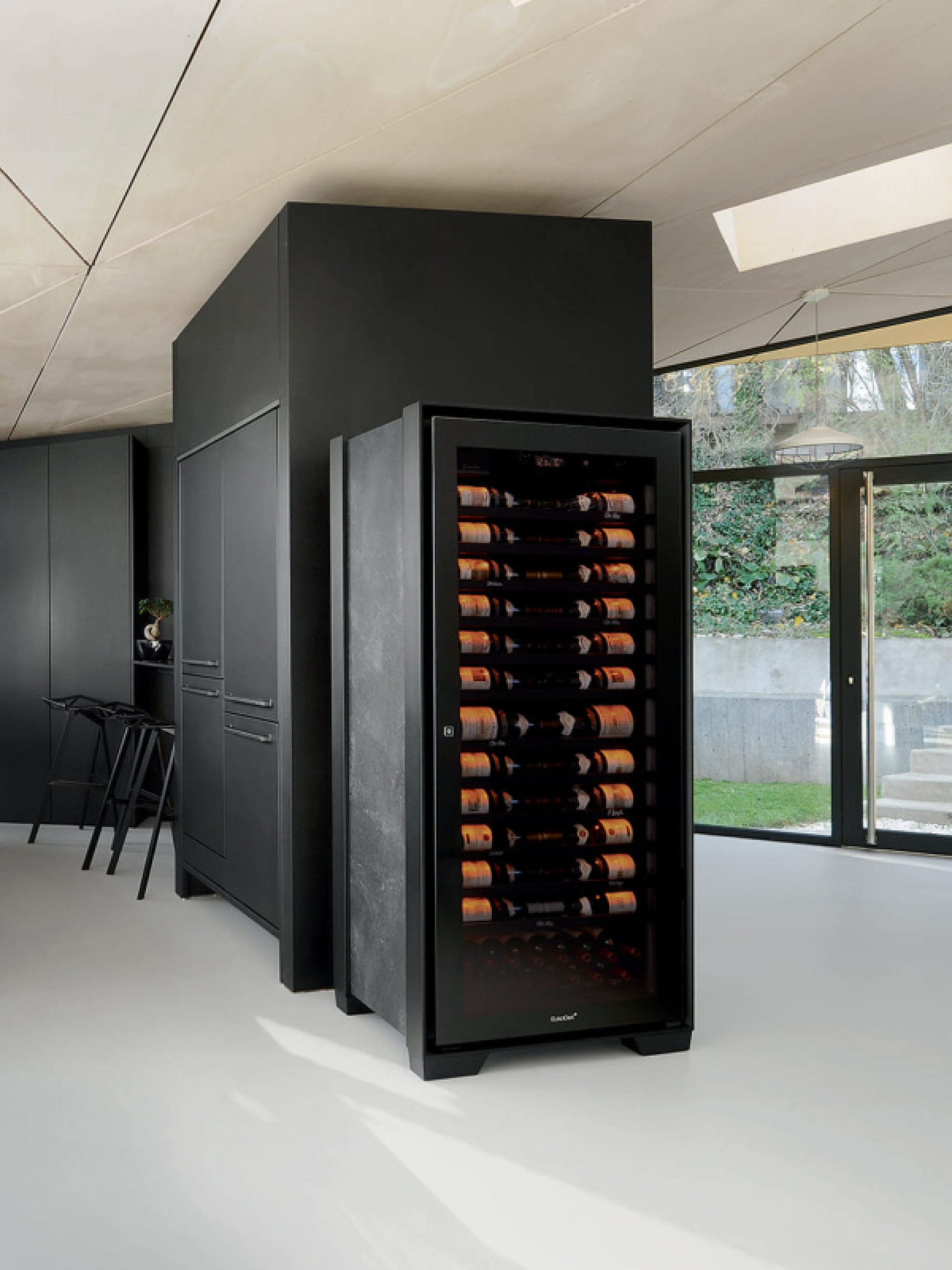 La cave à vin Royale de service installée dans une cuisine ouverte - mise en lumière vos bouteilles d'exception.