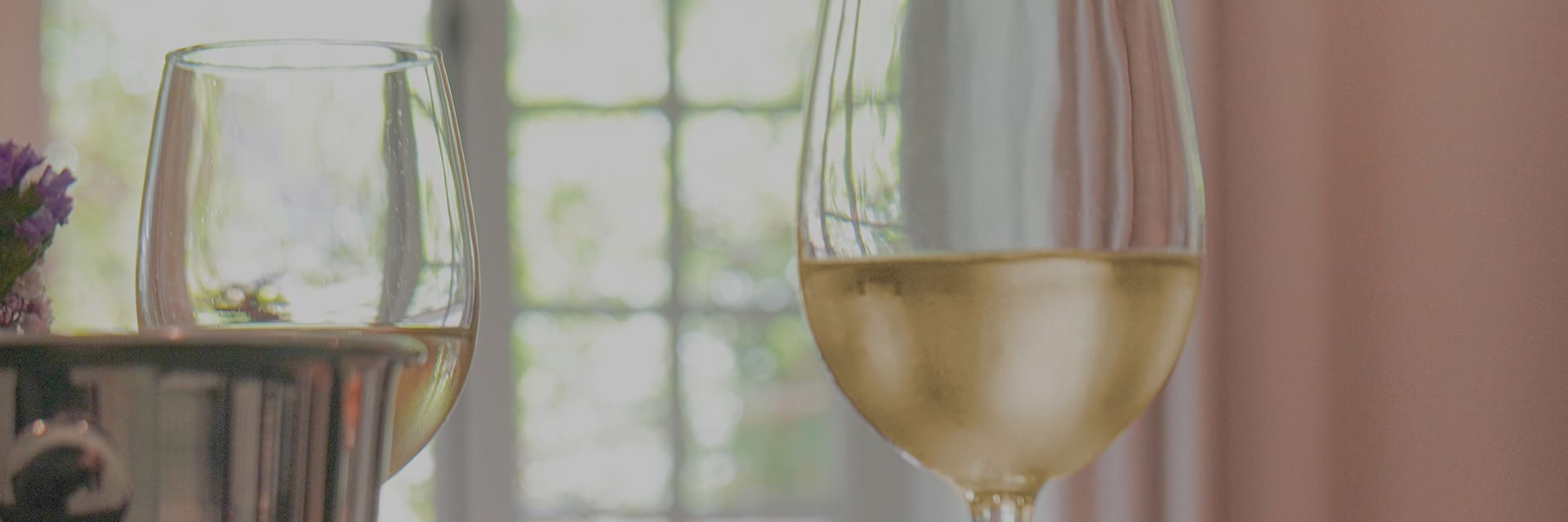 Der Genuss, ein Glas Wein bei der richtigen Verkostungstemperatur für romantische Momente zu genießen.