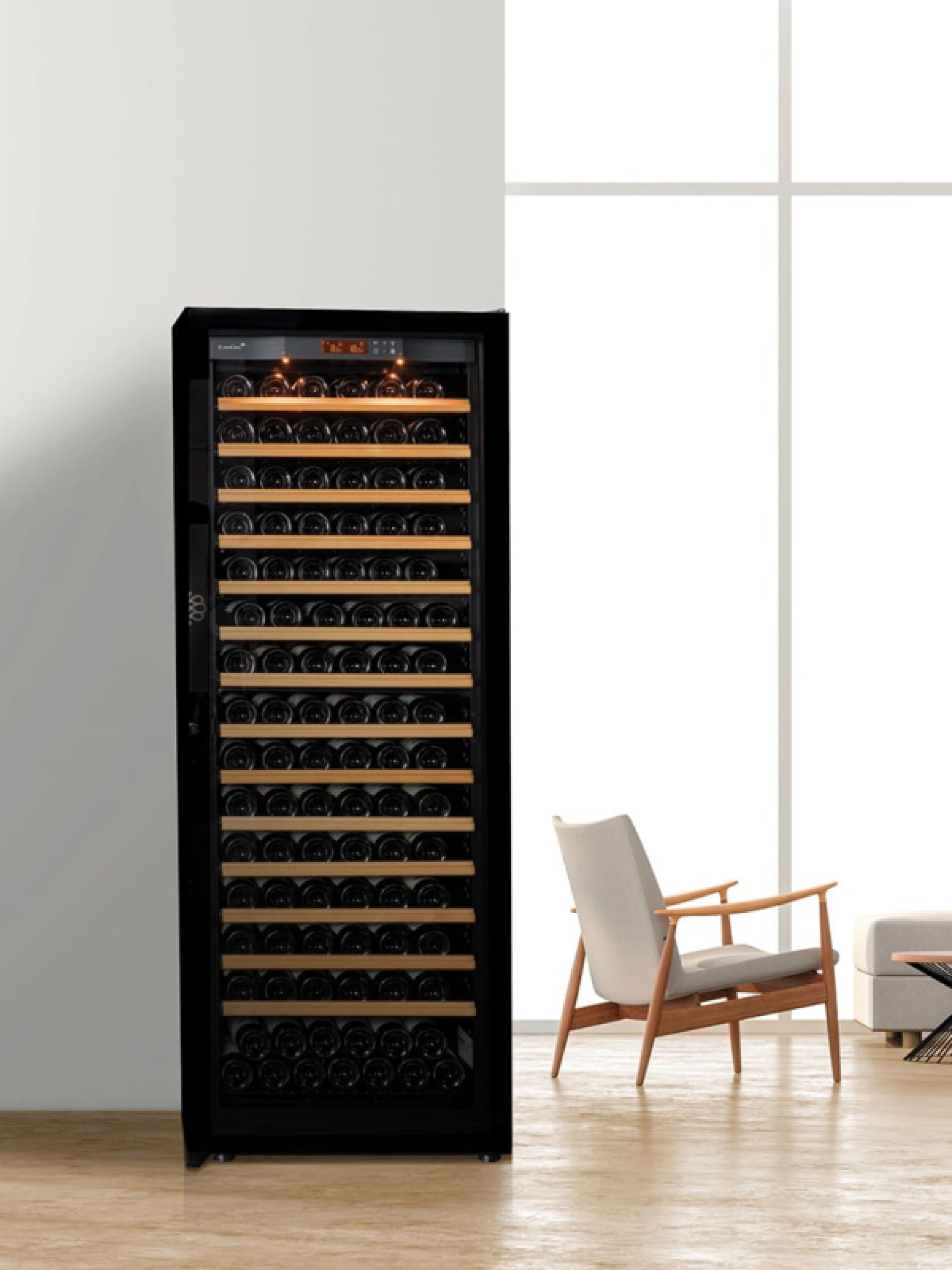 Armoire à vin climatisée installée dans un salon pour des vins à la bonne température toujours disponibles pour un bon repas improvisé.  - Pure EuroCave