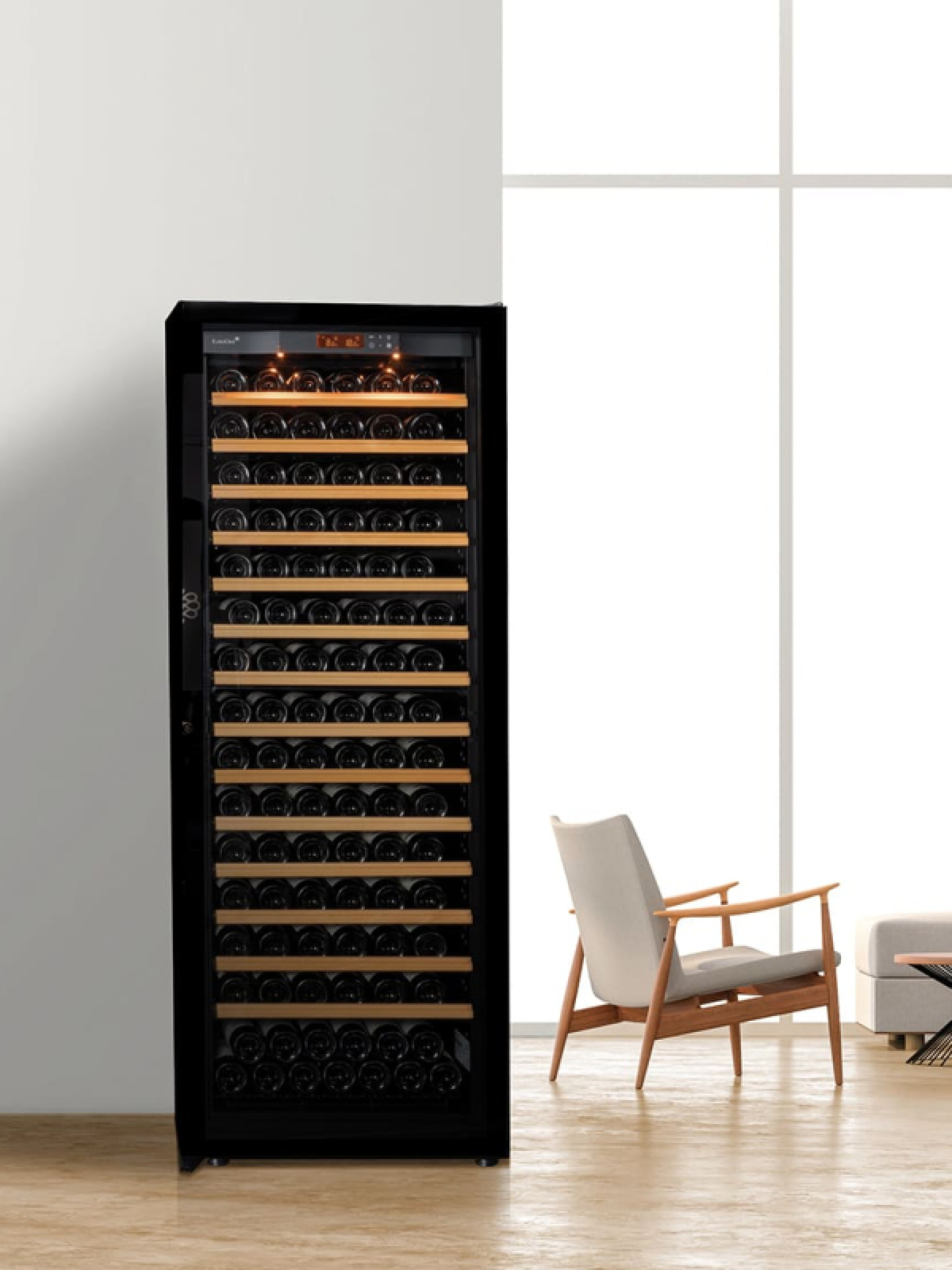 Klimatisierter Weinschrank in einem Wohnzimmer für Weine mit der richtigen Temperatur, die für eine gute improvisierte Mahlzeit immer verfügbar sind. - Pure EuroCave