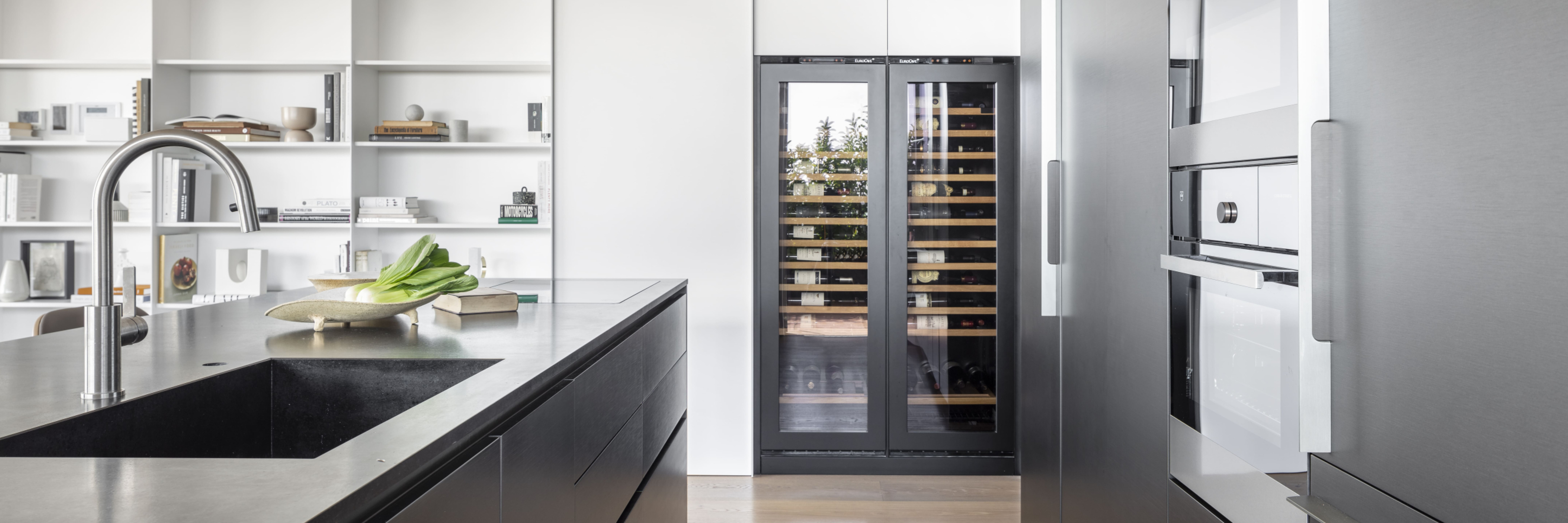 Cave à vin double intégrée dans meuble mural de cuisine intégrée - porte vitrée technique avec adaptation des façades de meubles. Cave à vin double intégrée dans meuble mural de cuisine intégrée - porte vitrée technique avec adaptation des façades de meubles.