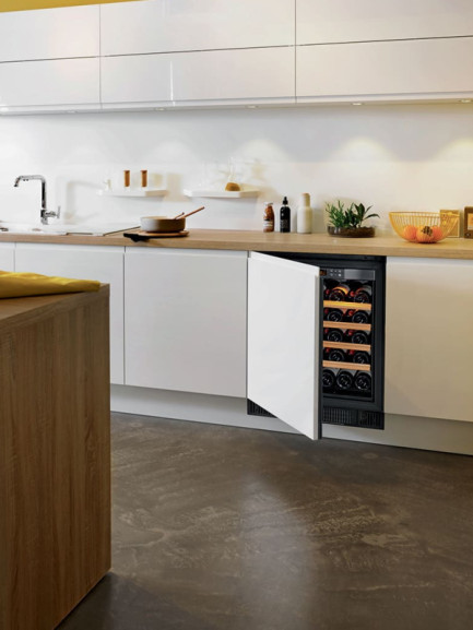 Petite armoire à vin encastrée sous un plan de travail avec une porte technique opaque avec montage de la façade du meuble. Porte pleine anti-UV. Sortie d'air par le bas intégrée. Petite armoire à vin encastrée sous un plan de travail avec une porte technique opaque avec montage de la façade du meuble. Porte pleine anti-UV. Sortie d'air par le bas intégrée.