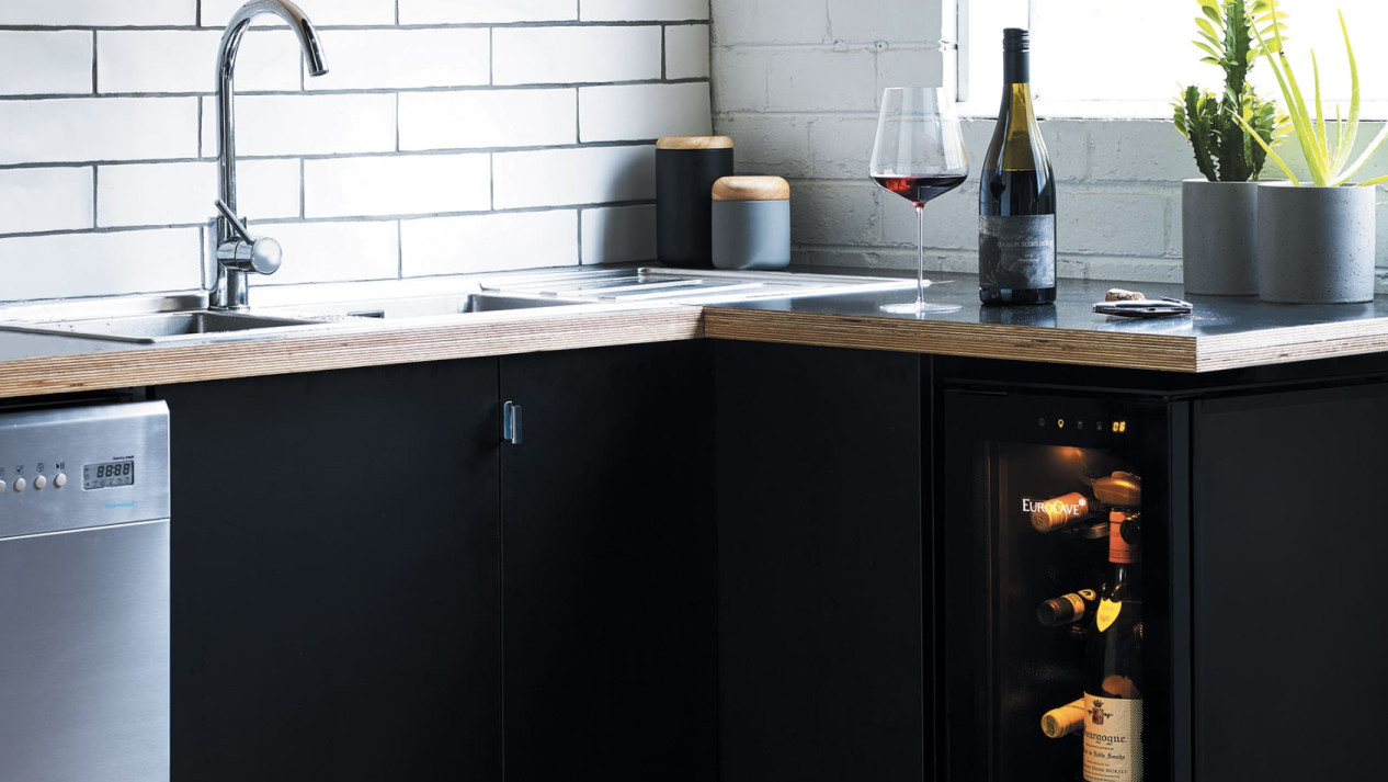 Le doux plaisir de profiter d'un accord mets et vins à deux grâce à ce bar à vin pour la maison et sa mise à température idéale de dégustation du vin. Le doux plaisir de profiter d'un accord mets et vins à deux grâce à ce bar à vin pour la maison et sa mise à température idéale de dégustation du vin.