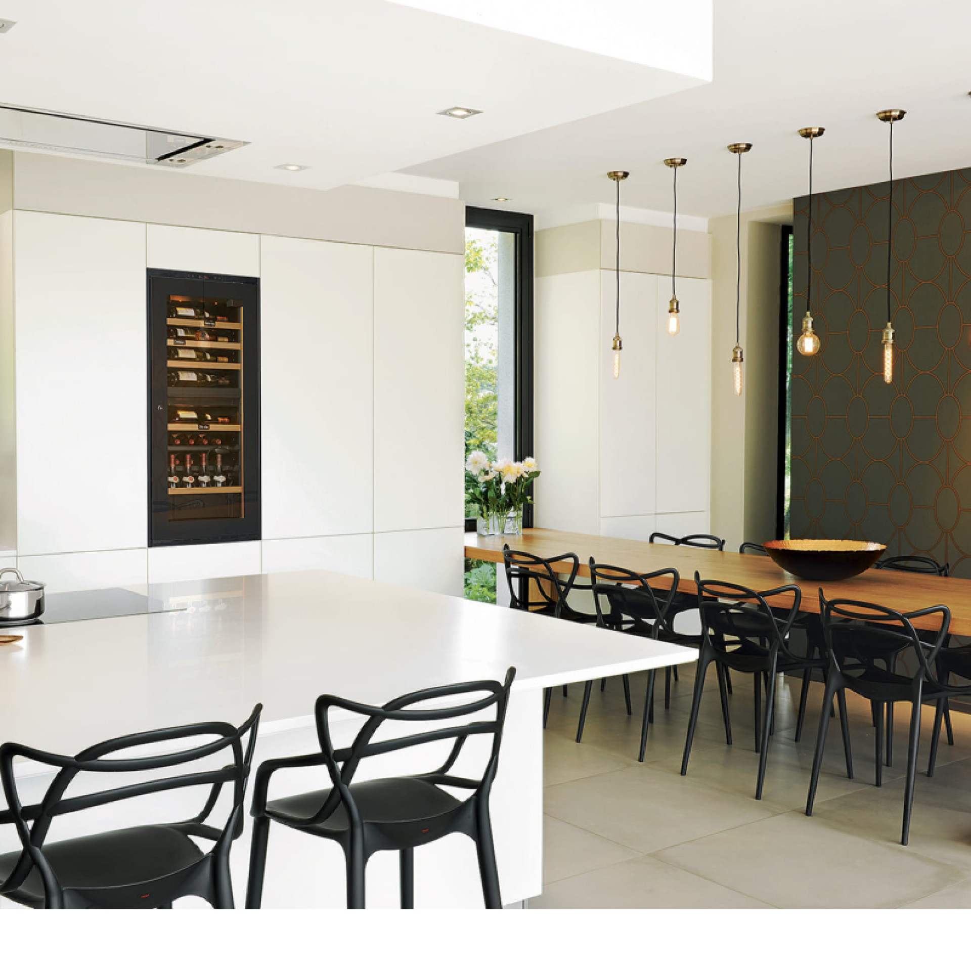 Service wine cooler integrated into a custom-made wall cabinet in a white and wood kitchen - interior designer renovation.