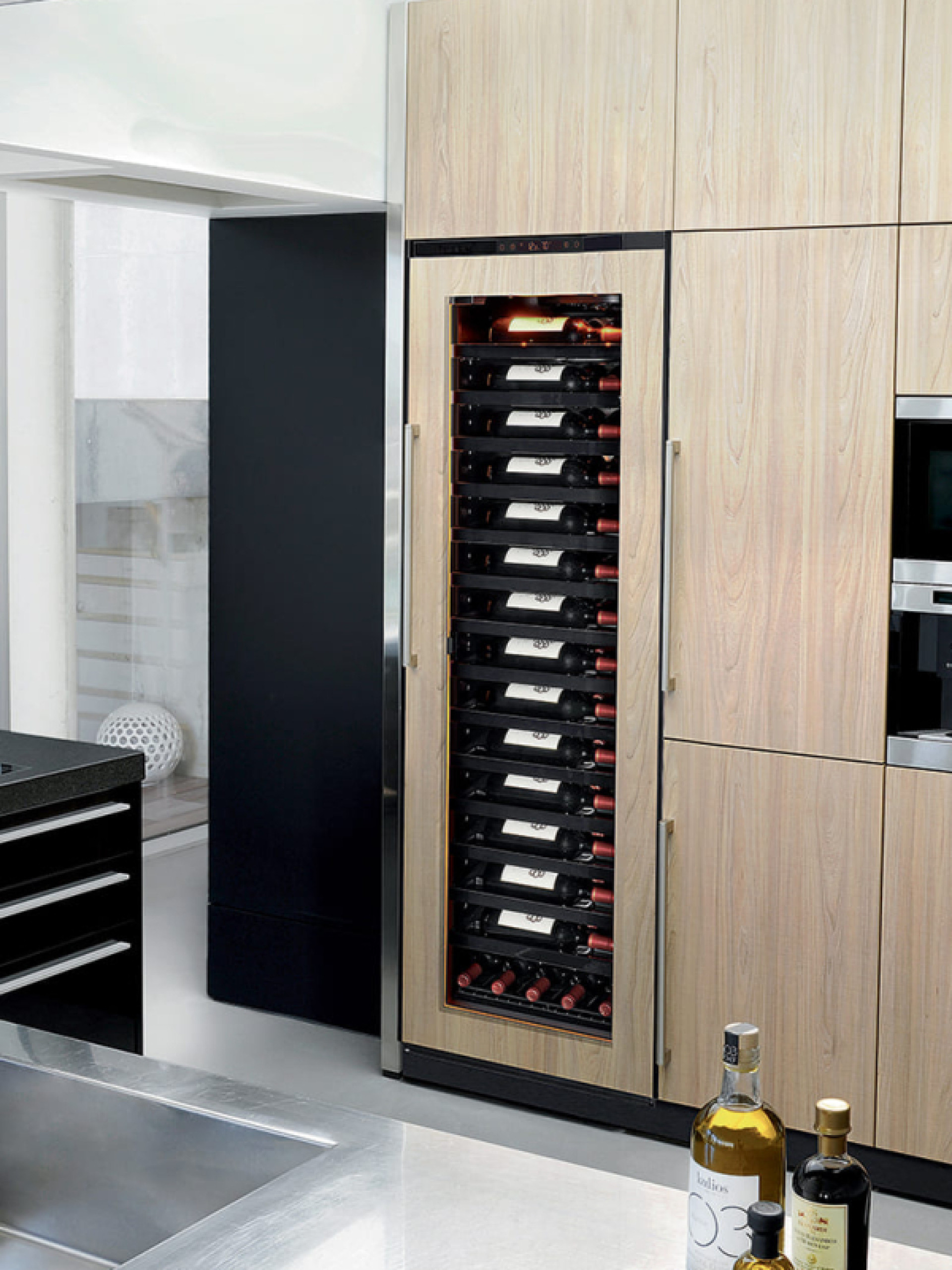 Large aging wine cabinet built into an integrated kitchen furniture - For maximum aesthetics front panel that can be fitted on the technical glass door.