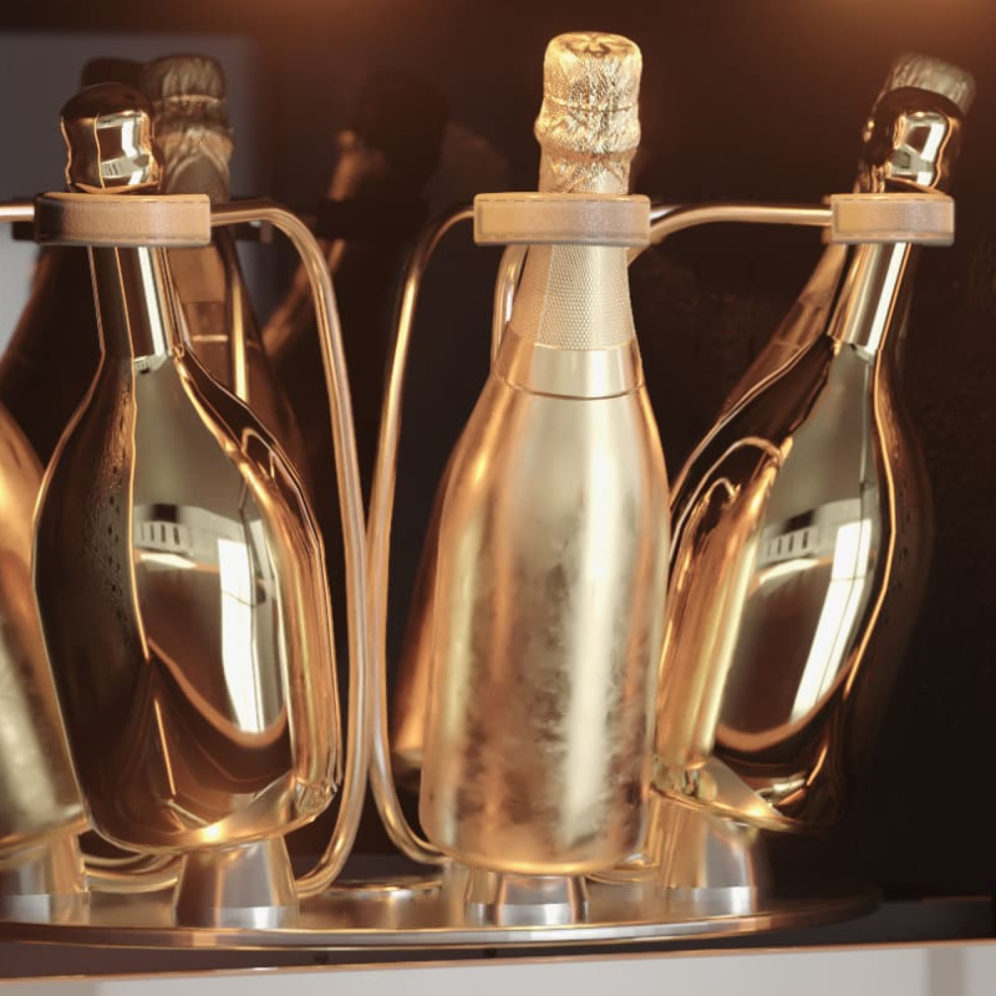 Lignes élégantes, finitions luxueuses avec son gainage cuir irisé et une façade coloris or, la sophistication ultime de l'armoire à champagne eurocave.