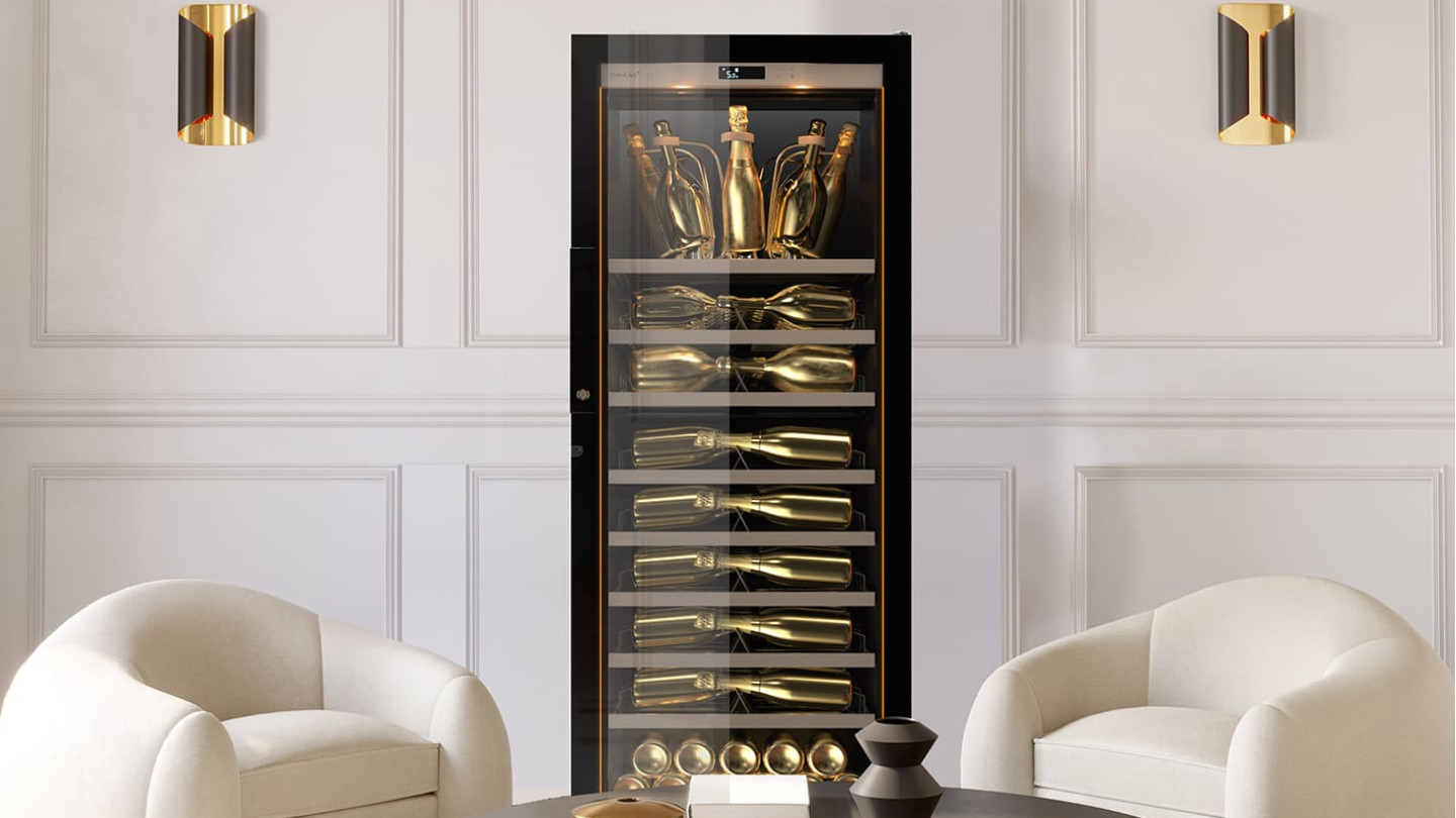 Photo de la cave à champagne eurocave dans un décor noir, blanc et or. La classe du noir, la pureté du blanc et le luxe ostentatoire de l'or. Photo de la cave à champagne eurocave dans un décor noir, blanc et or. La classe du noir, la pureté du blanc et le luxe ostentatoire de l'or.