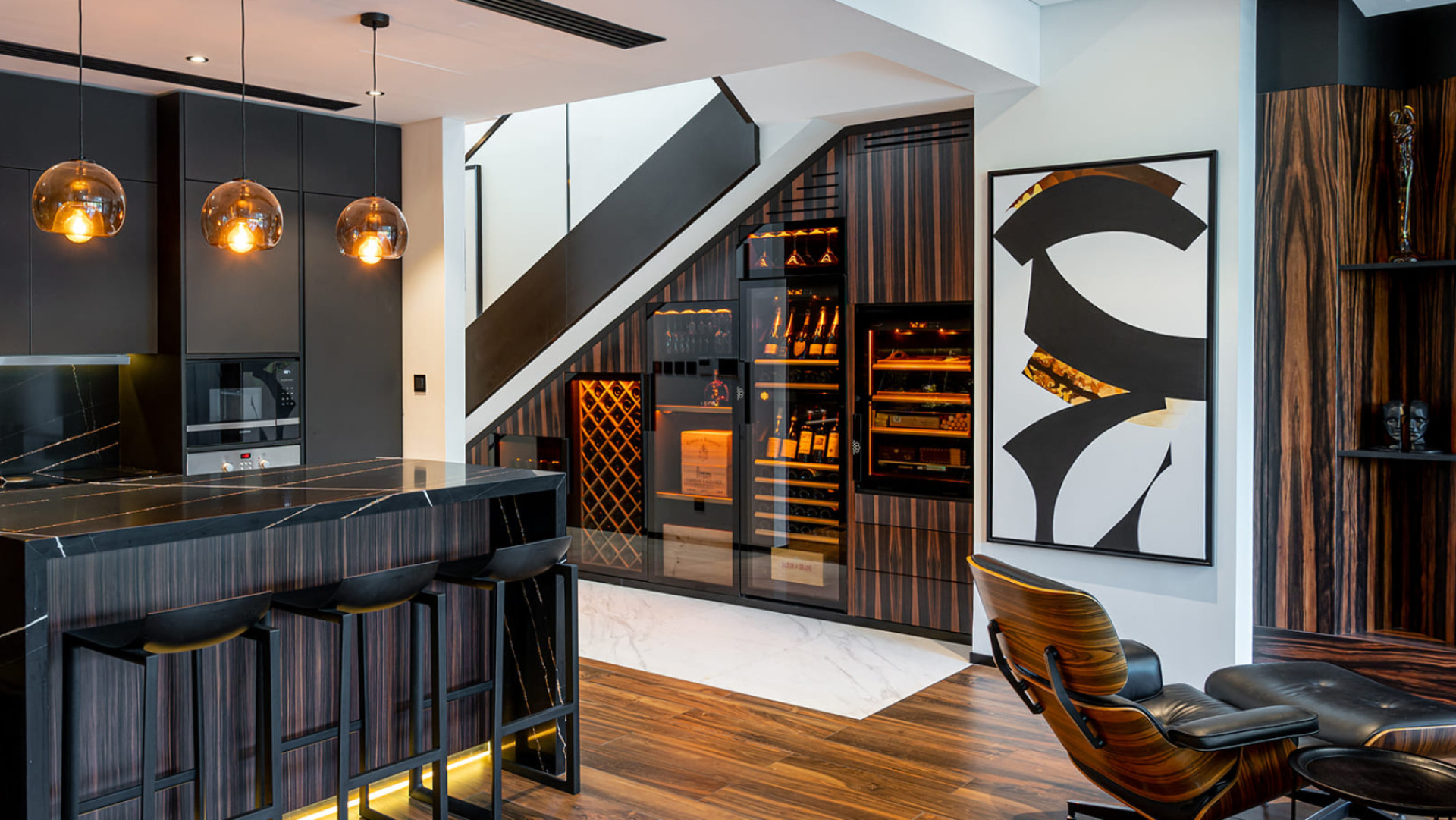Espace vin et cigares créé sous l'escalier dans un appartement d'architecte haut de gamme.