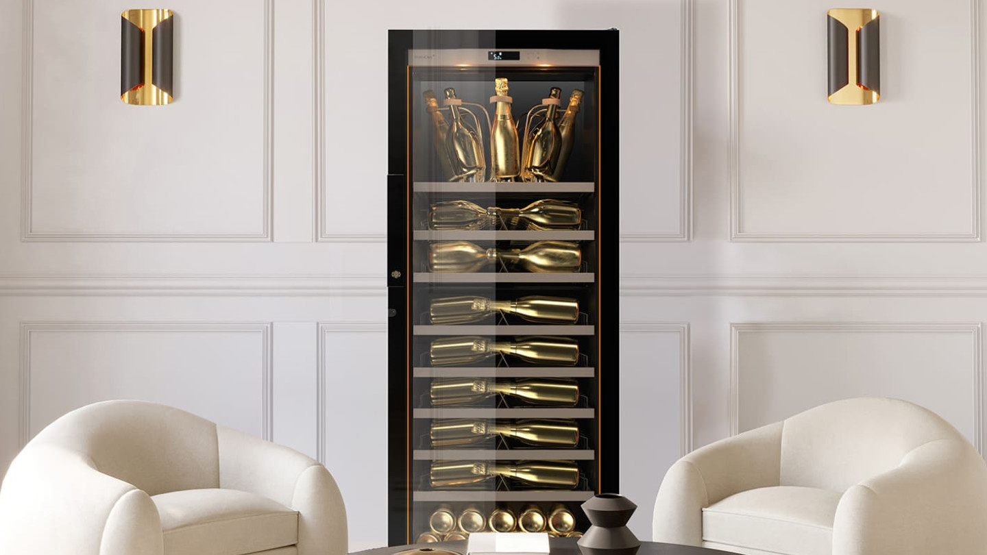 Foto des EuroCave-Champagnerklimaschranks im Schwarz-Weiß-Gold-Dekor. Die Klasse von Schwarz, die Reinheit von Weiß und der protzige Luxus von Gold.