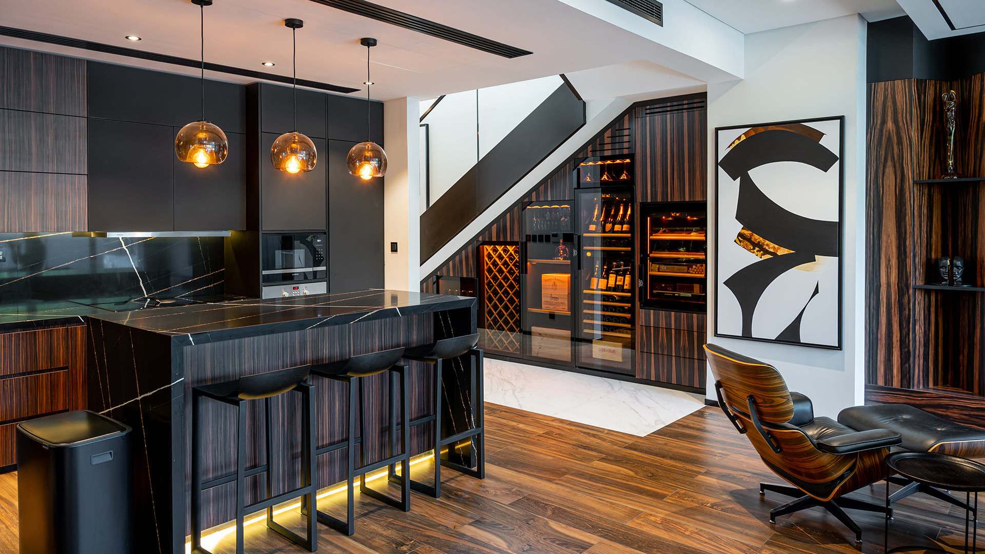 Wein- und Zigarren-Heimstation – Wandschrank unter der Treppe in einer Architektenwohnung mit hochwertiger Innenausstattung. Wein- und Zigarren-Heimstation – Wandschrank unter der Treppe in einer Architektenwohnung mit hochwertiger Innenausstattung.