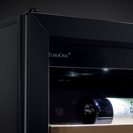 Cave a vin avec choix de portes anti-UV : opaque/pleine avec isolation couleur noire ou vitrée double vitrage avec un cadre en alu noir. Cave a vin avec choix de portes anti-UV : opaque/pleine avec isolation couleur noire ou vitrée double vitrage avec un cadre en alu noir.