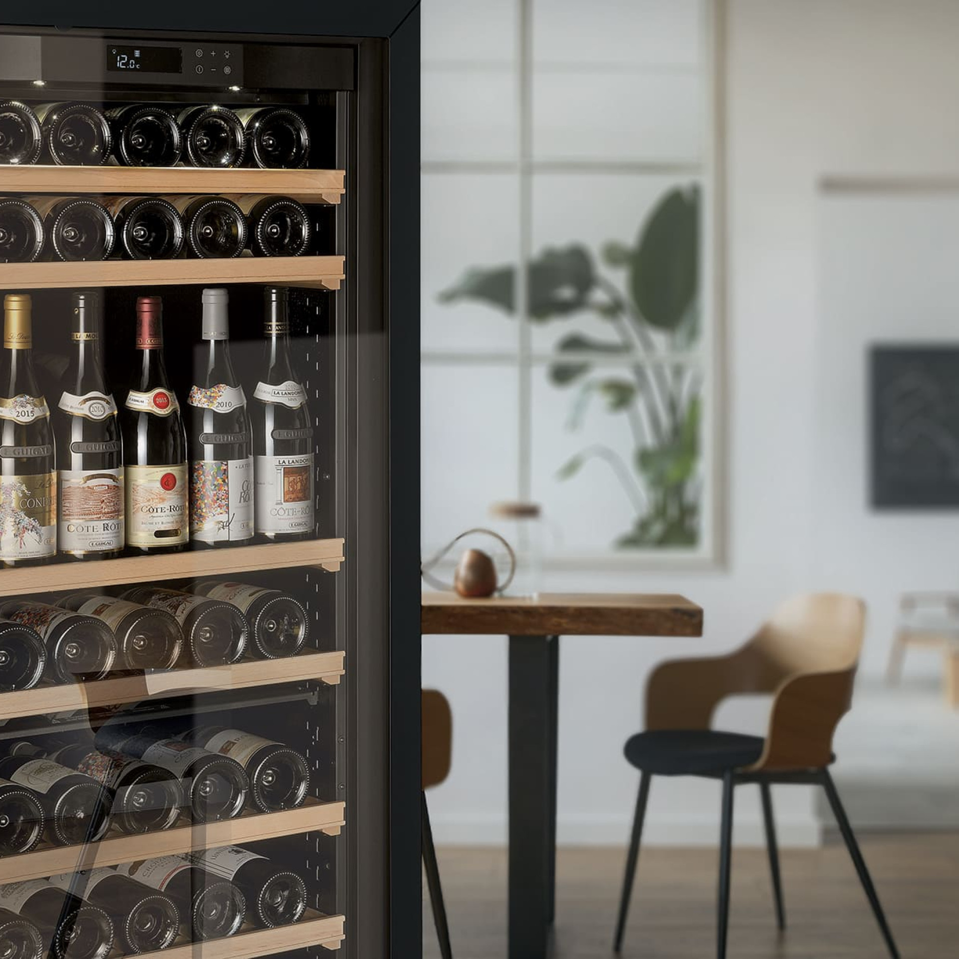 Solid wooden shelves that allow you to change storage mode as you wish: stack, store, display bottles of red, white or rosé wine.