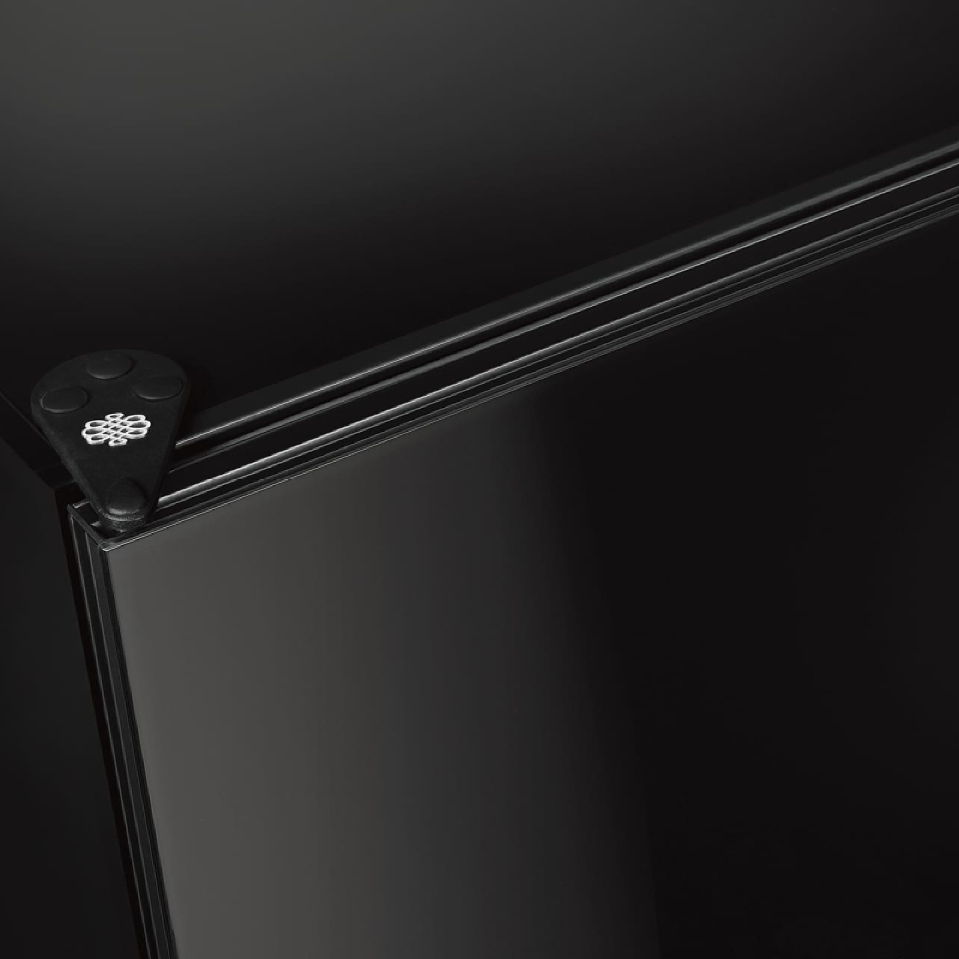 Completely opaque, insulated and anti-UV door, glossy black glass finish.