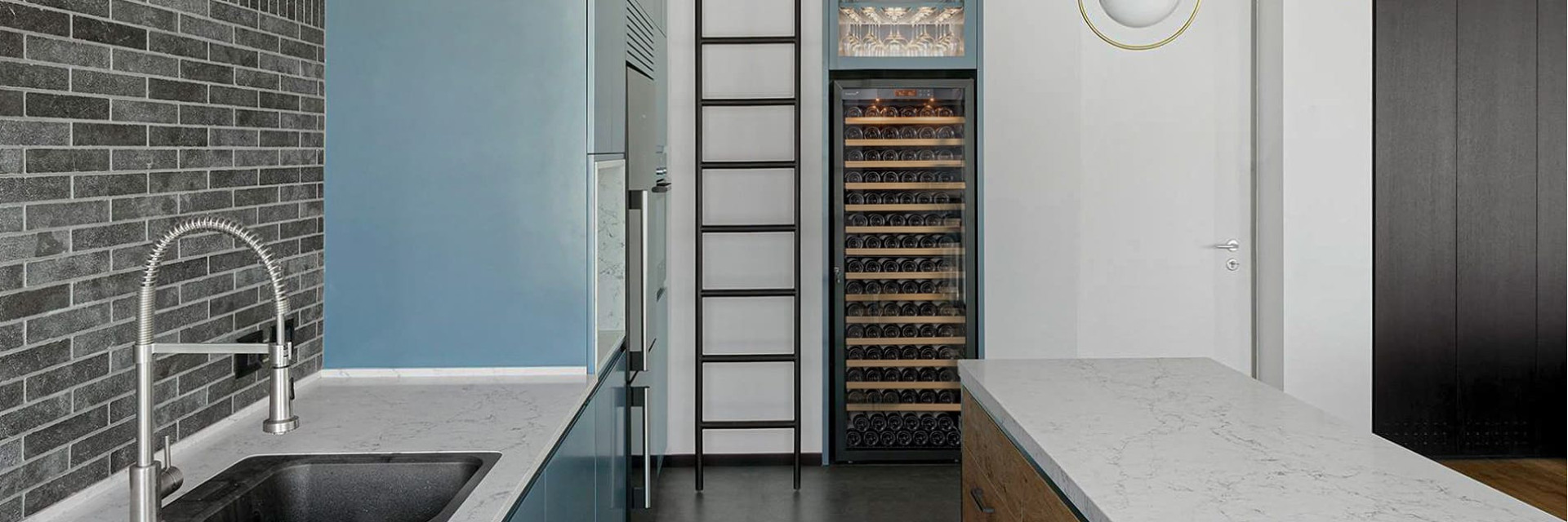 Eingebauter Weinkühlschrank in der Küche für eine große Kapazität an Flaschen, die auf Serviertemperatur gehalten werden. - Pure-Reihe