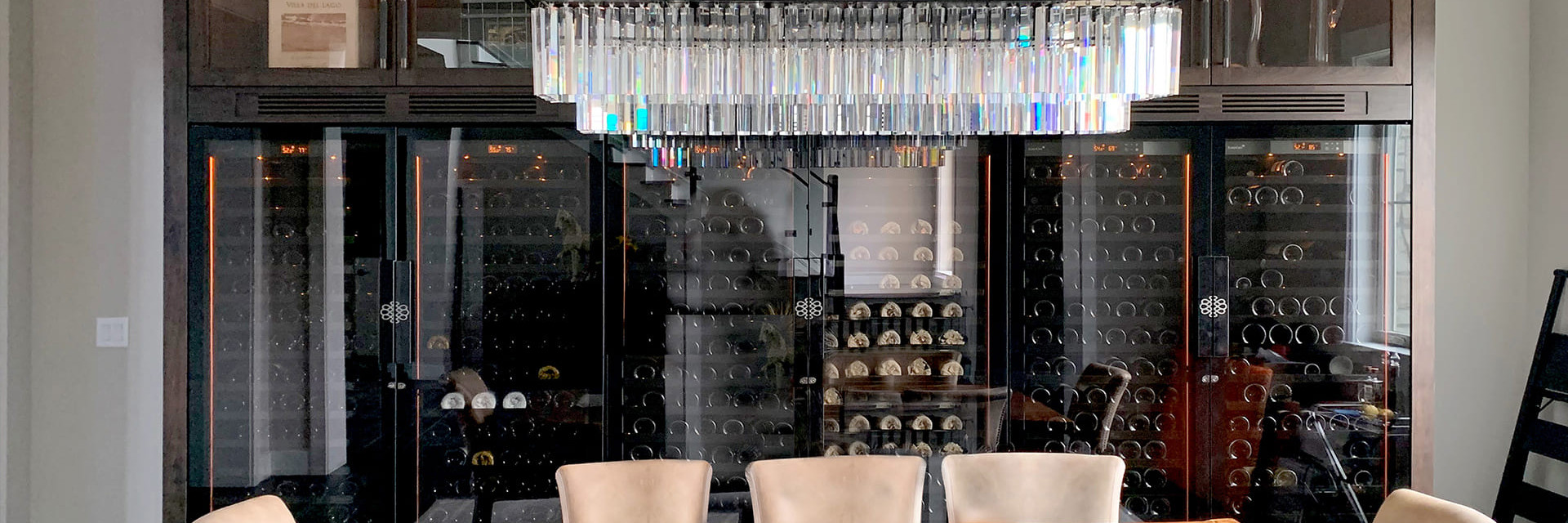 Create a wall by combining several wine cellars side by side to show off your most beautiful bottles in a reception room, for example. EuroCave Revelation
