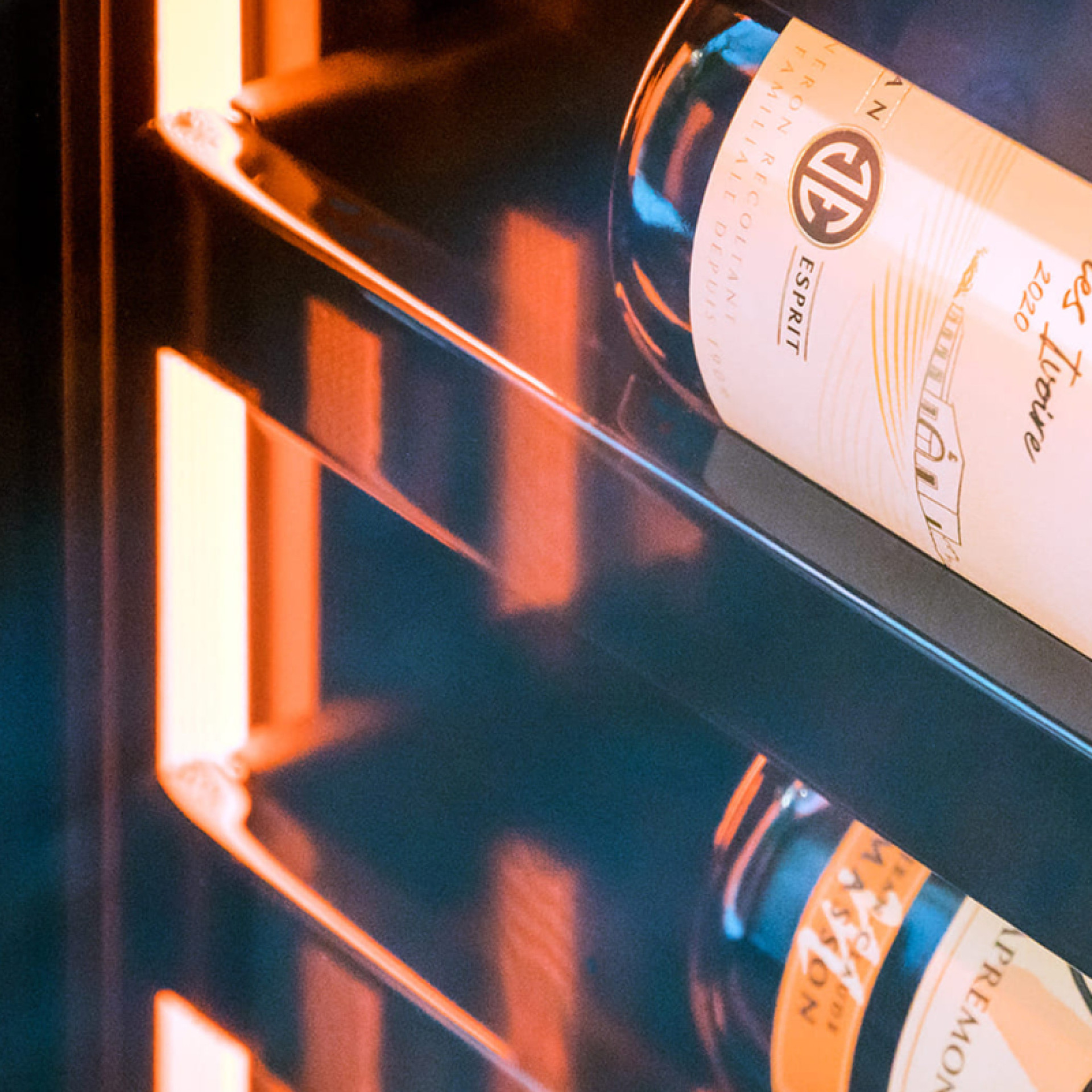 The luminous halo that runs through the entire wine cooler attracts the eye with its beautiful highlighting of the wine bottles.