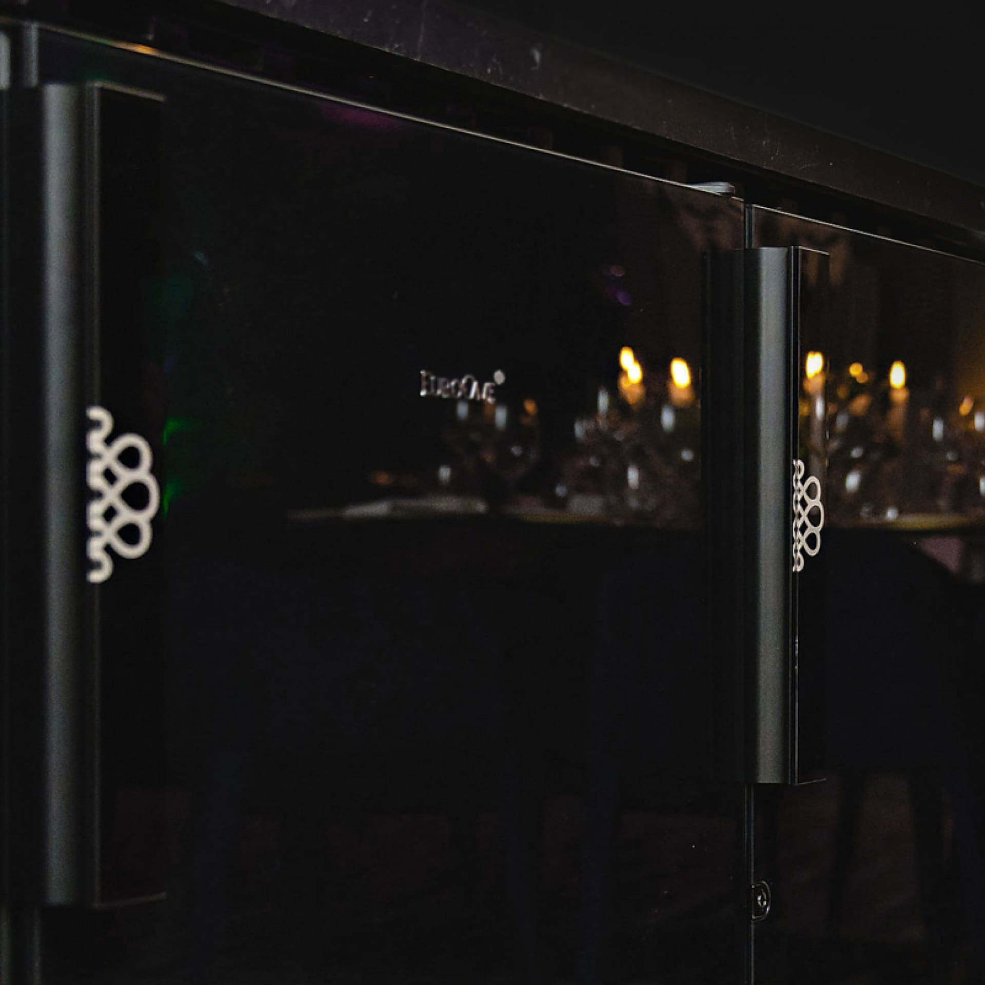Opaque door completely glazed in black, inspired by prestigious black lacquered grand pianos.