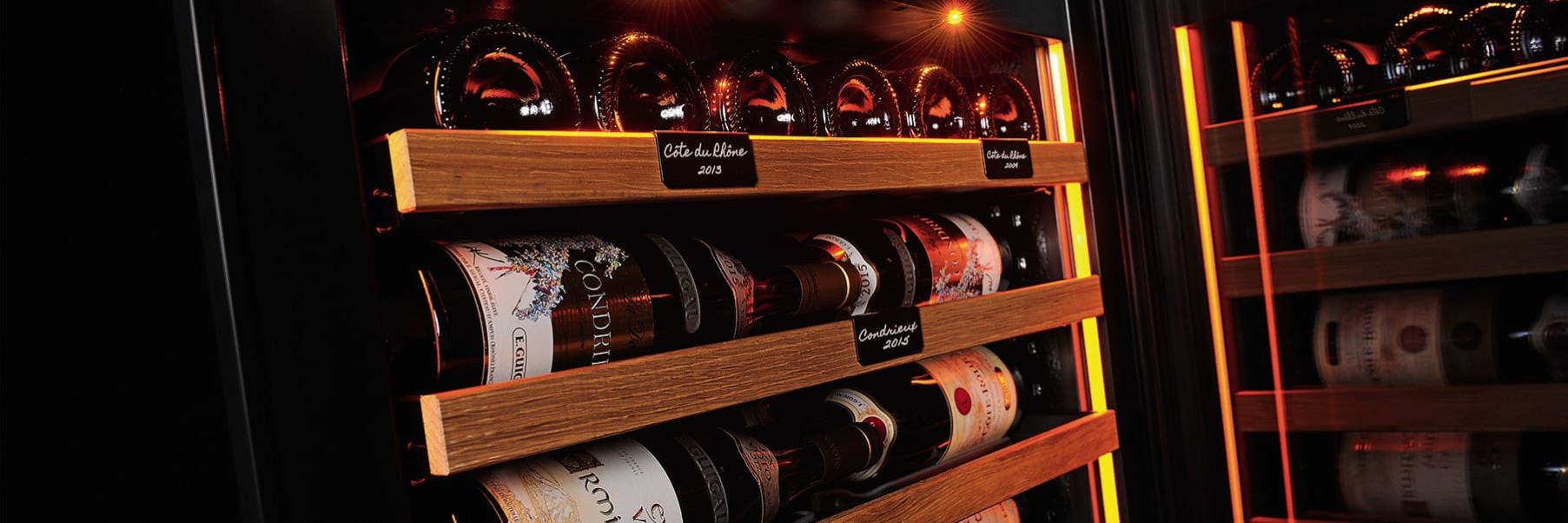 A neat presentation of wine bottles thanks to the integrated lighting and aesthetic shelves that allow you to organize the wines and highlight the labels.