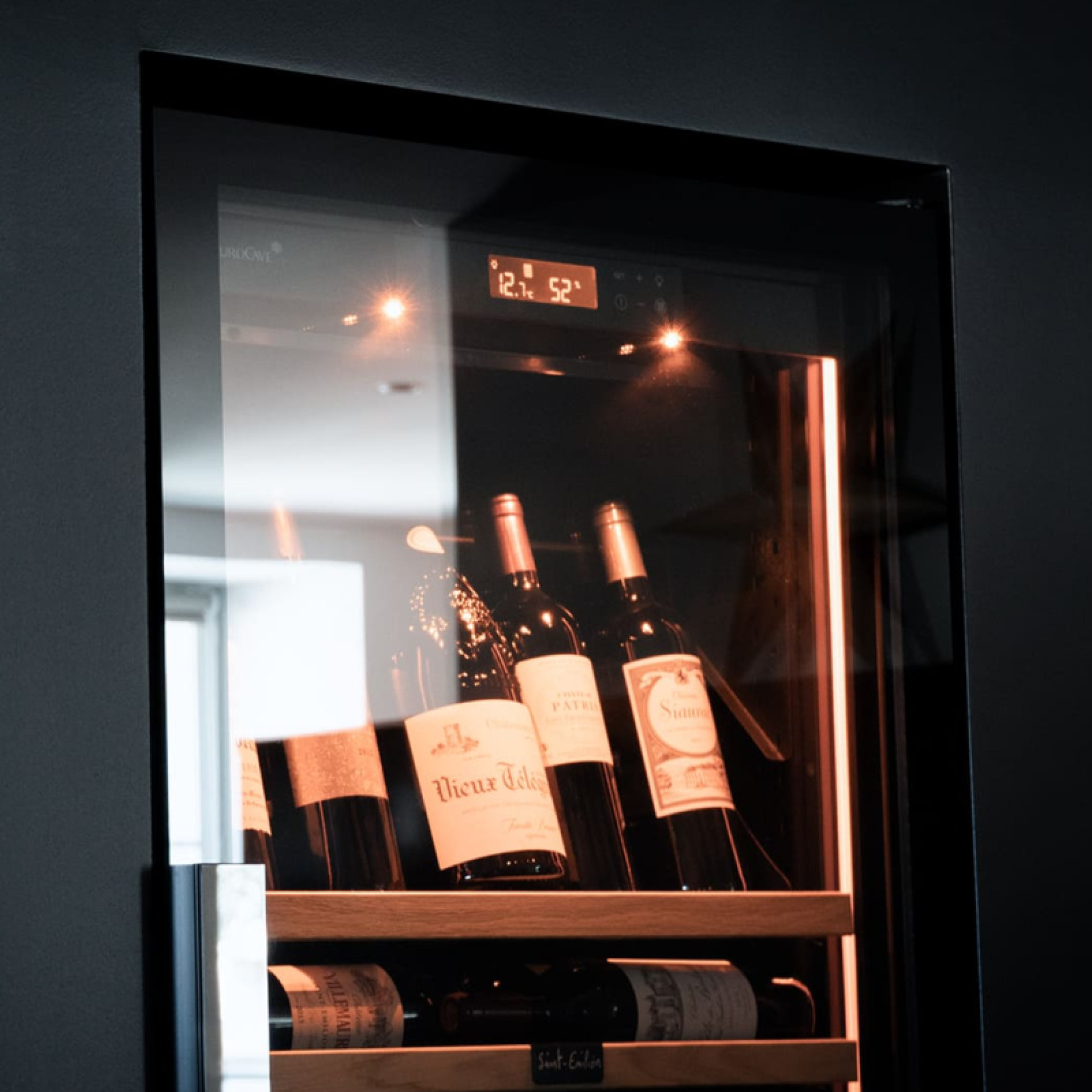 Eine vollständig verglaste, rahmenlose Tür für klare Linien und einen ungehinderten Blick auf Ihre edelsten Weinflaschen.